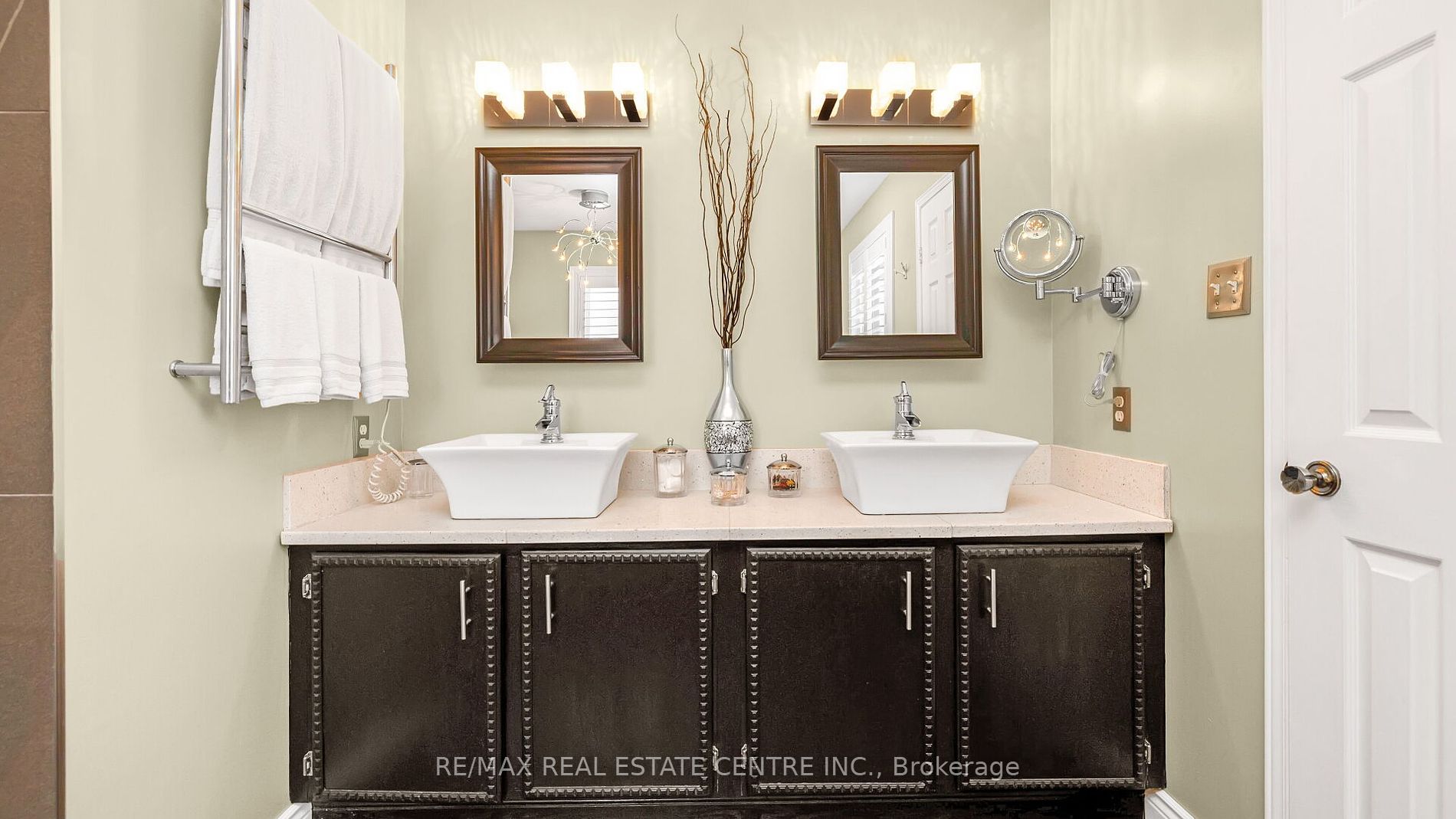 19 Montgomery Sq W Property Photo 28