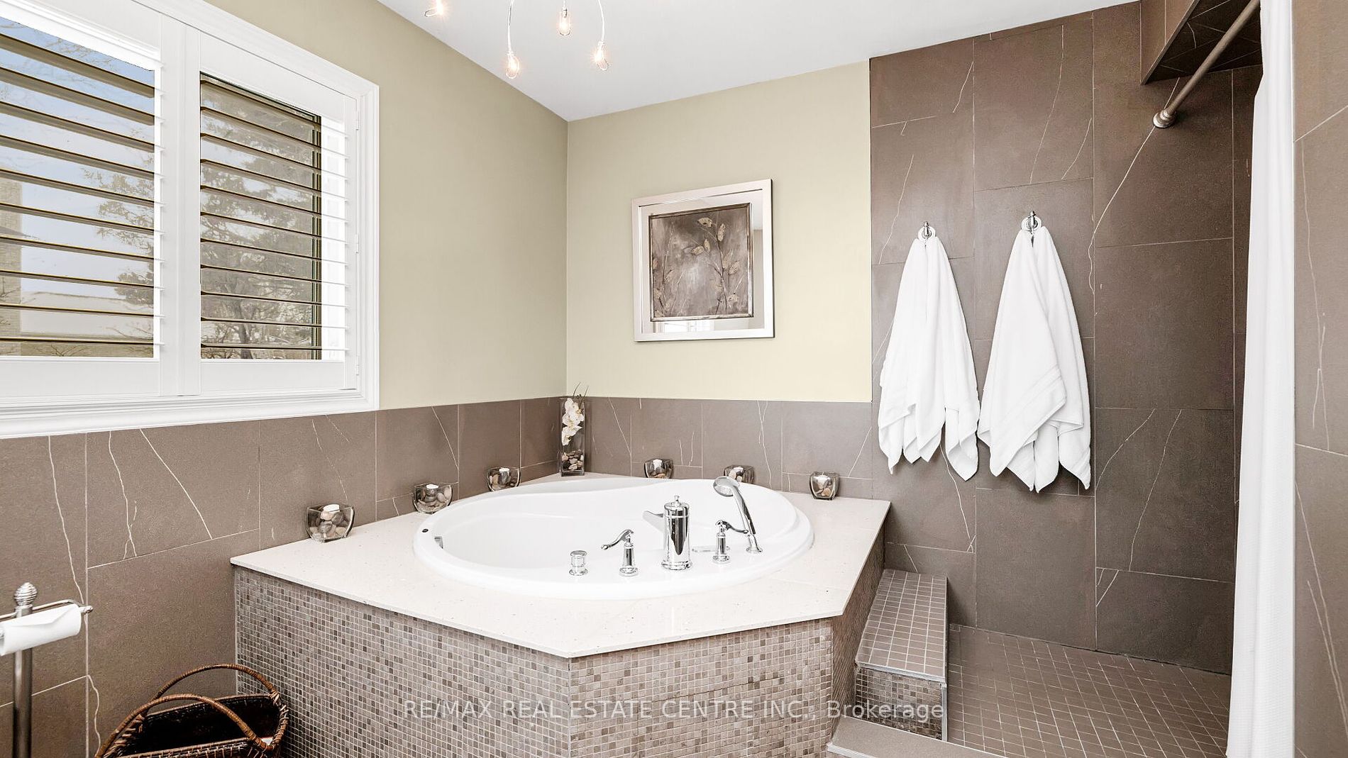 19 Montgomery Sq W Property Photo 30