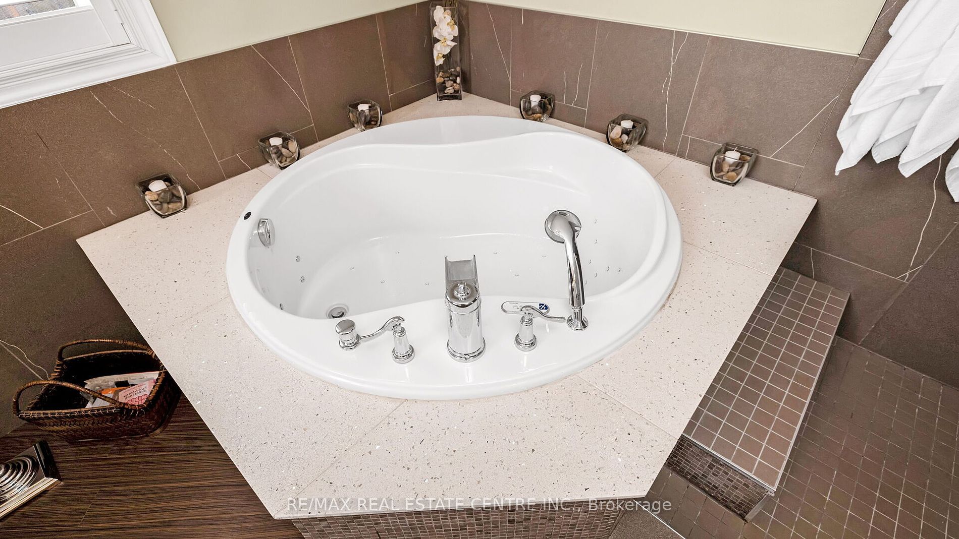 19 Montgomery Sq W Property Photo 31