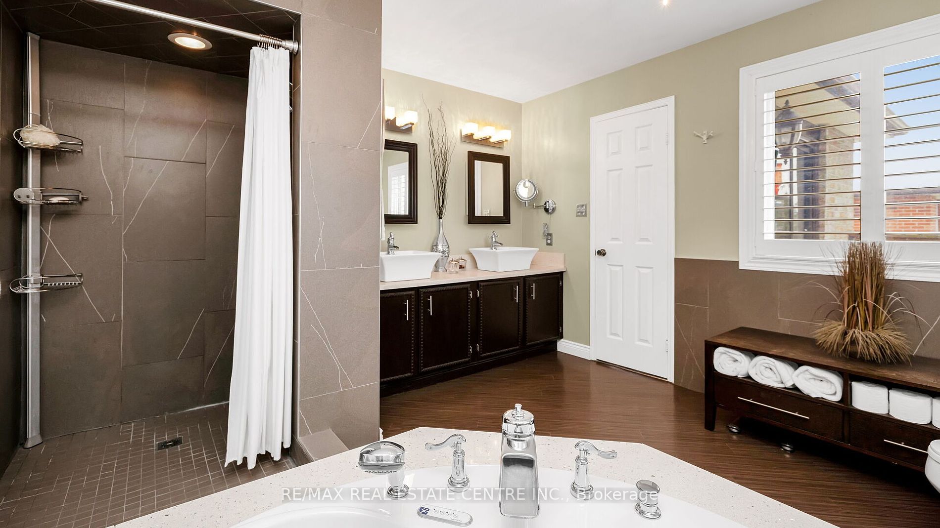 19 Montgomery Sq W Property Photo 32