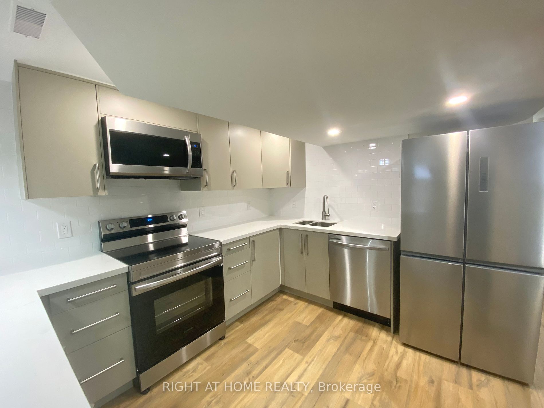 118 Avening Dr Property Photo 2