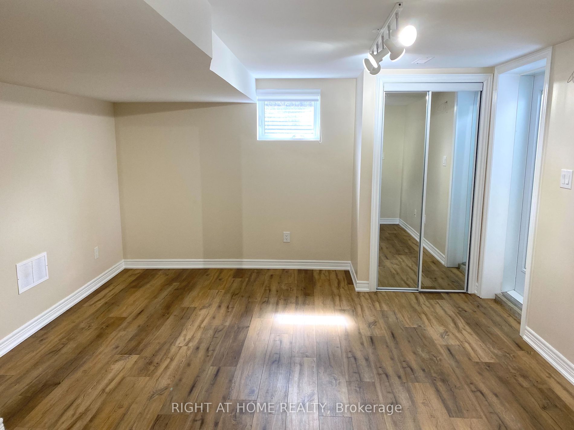 118 Avening Dr Property Photo 3
