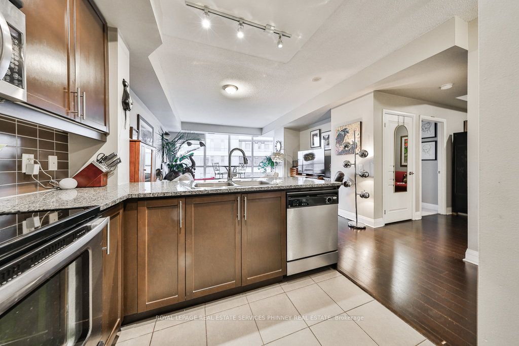 1 Hurontario St 19 Property Photo 9