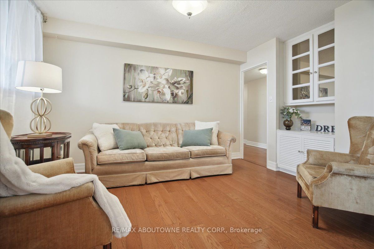 812 Burnhamthorpe Rd 6 Property Photo 8