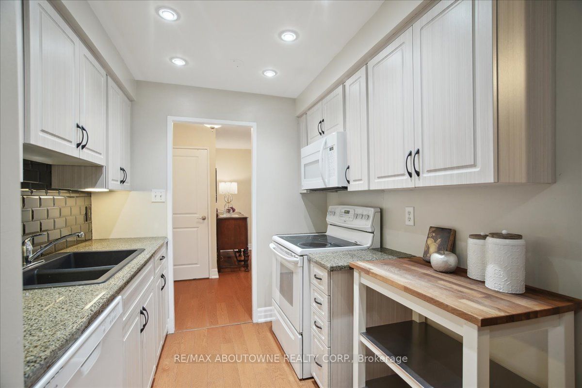 812 Burnhamthorpe Rd 6 Property Photo 10