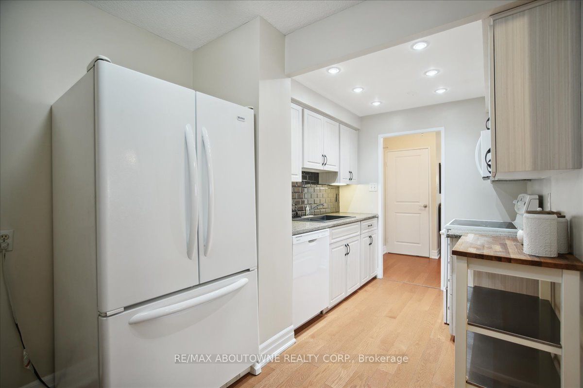 812 Burnhamthorpe Rd 6 Property Photo 12