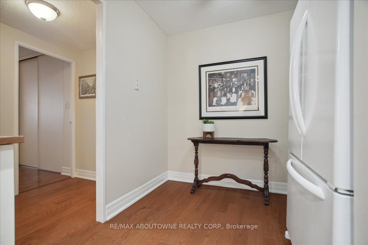 812 Burnhamthorpe Rd 6 Property Photo 13