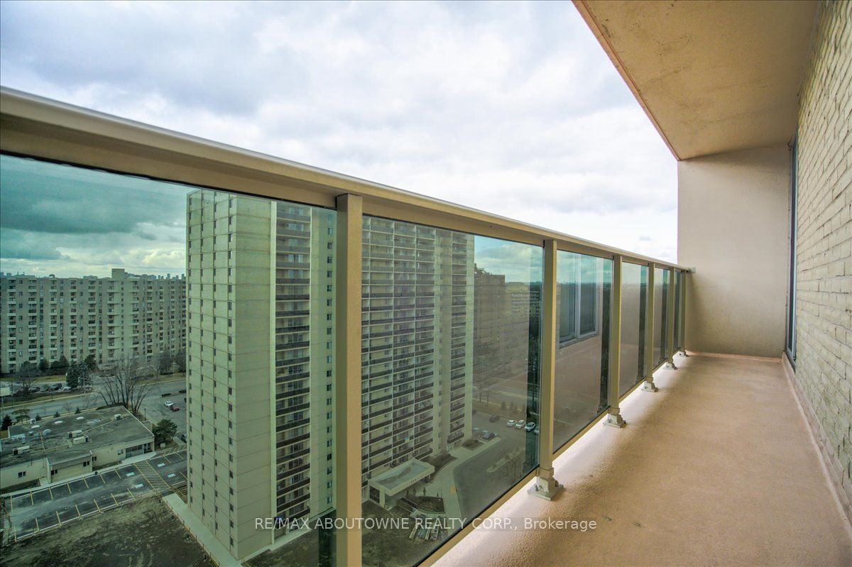 812 Burnhamthorpe Rd 6 Property Photo 16