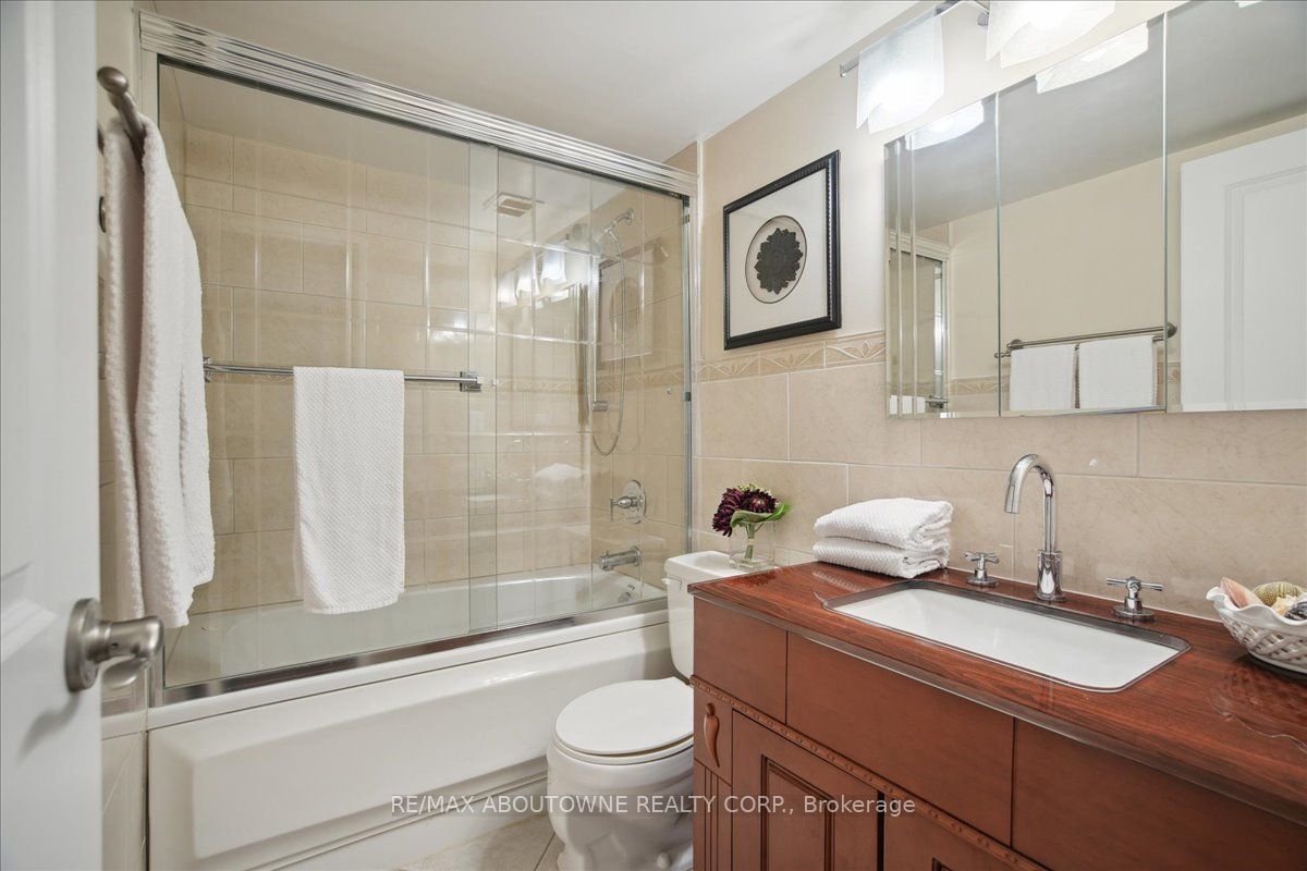 812 Burnhamthorpe Rd 6 Property Photo 17