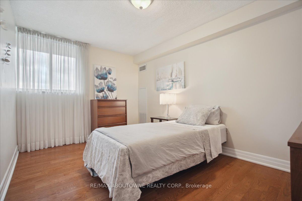 812 Burnhamthorpe Rd 6 Property Photo 18