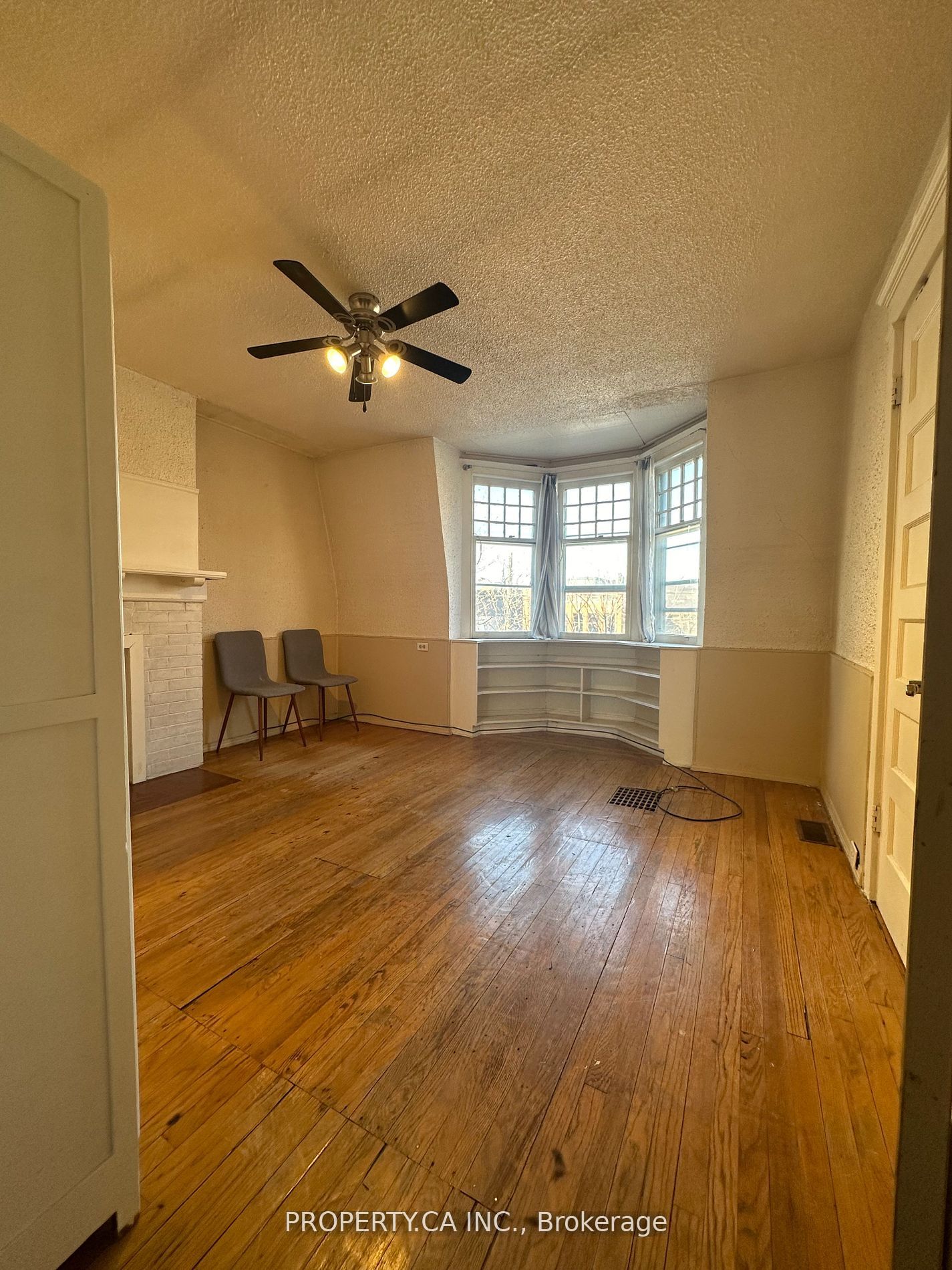 697 Dupont St Property Photo 4