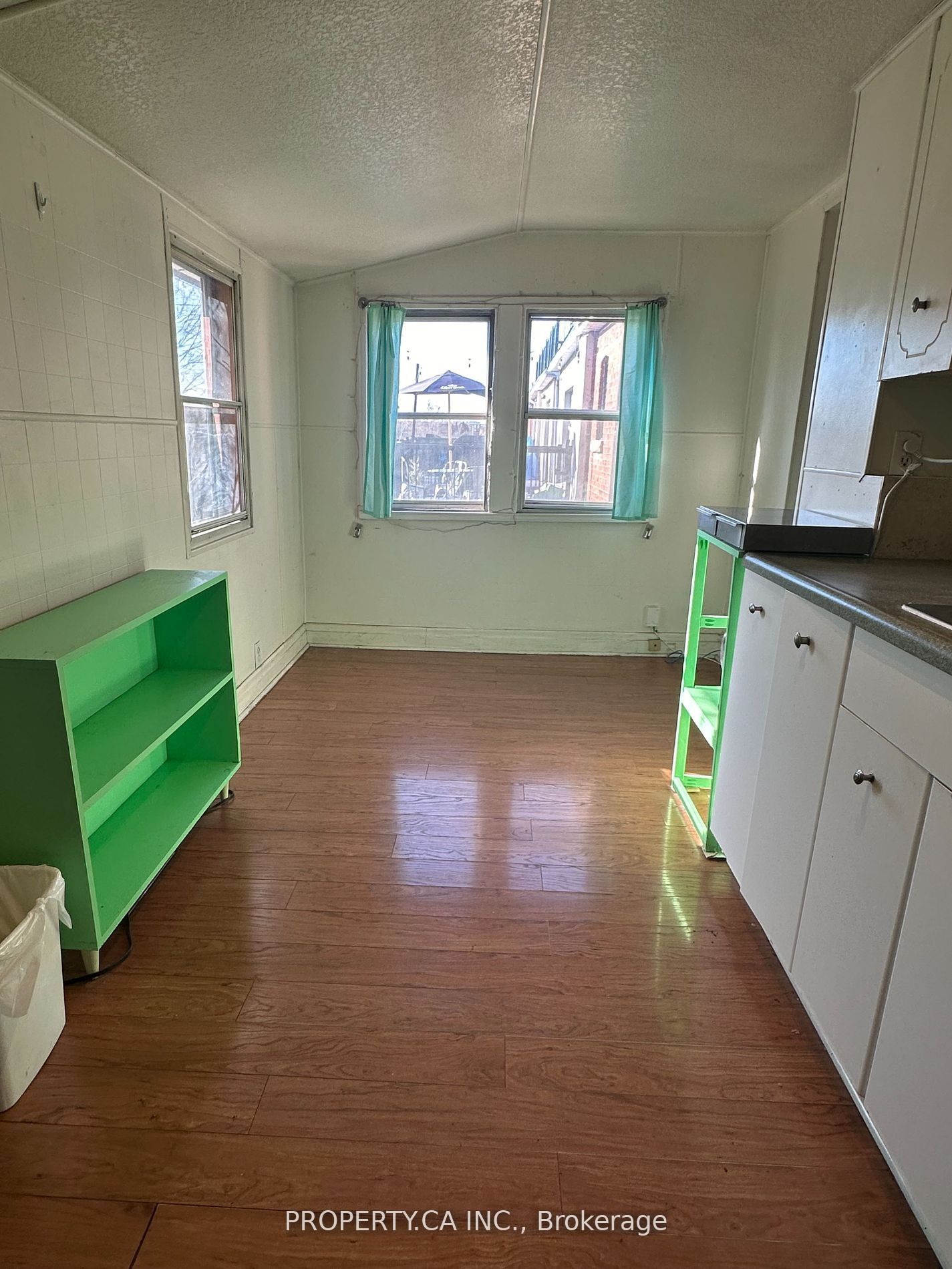 697 Dupont St Property Photo 10