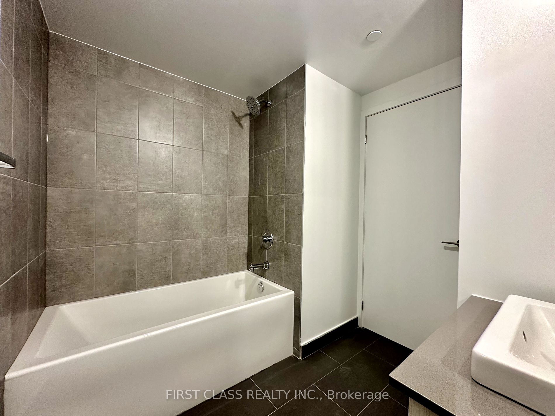 1195 The Queens Way 11 Property Photo 6