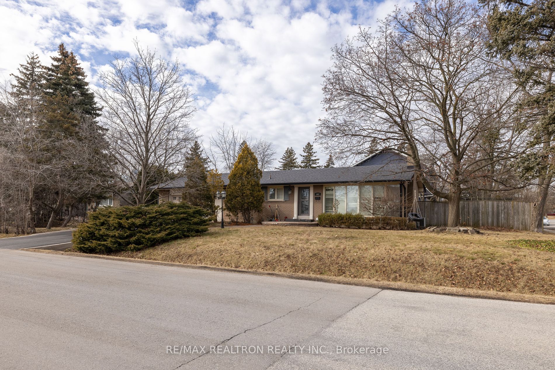1402 Gainsborough Dr Property Photo 2