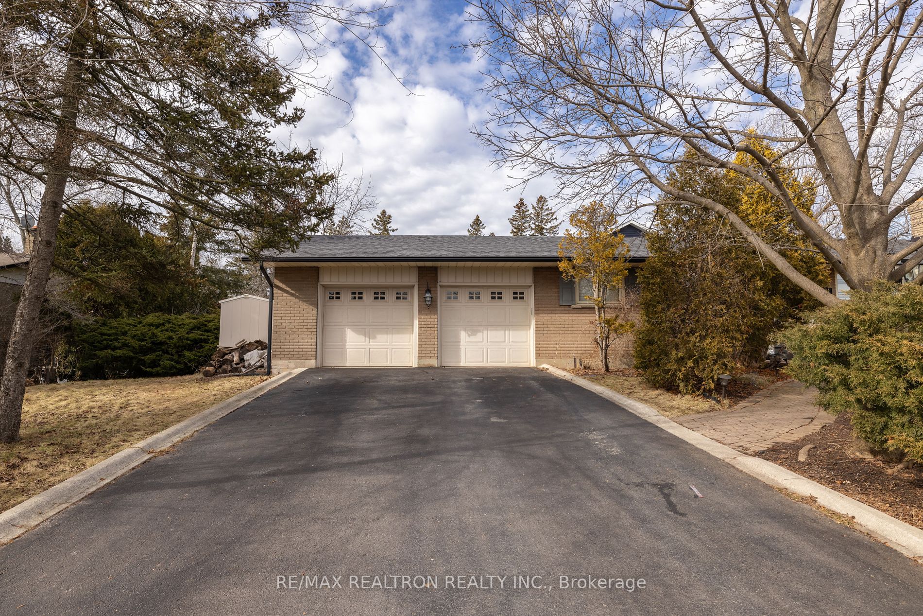 1402 Gainsborough Dr Property Photo 3