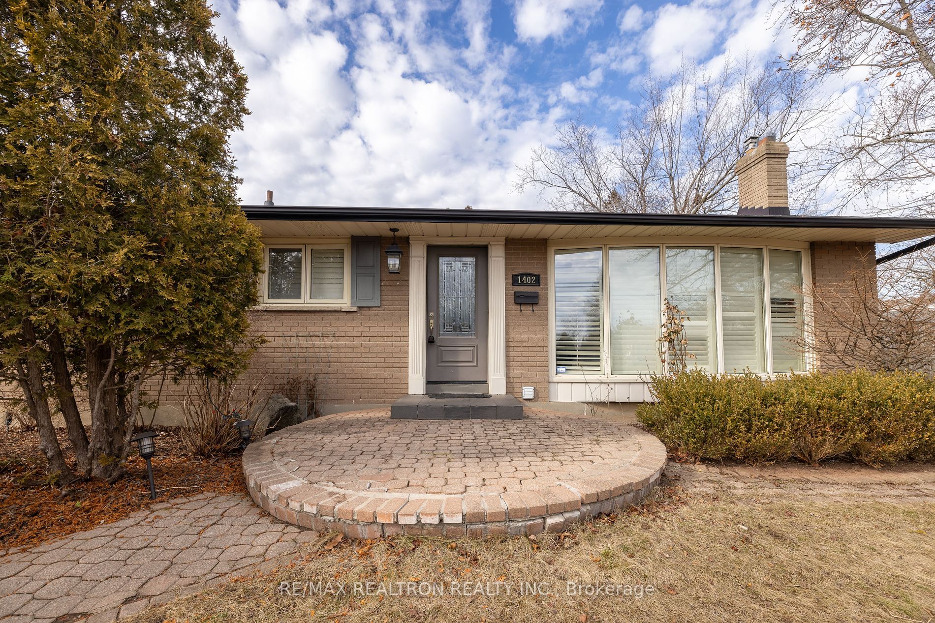 1402 Gainsborough Dr Property Photo 4
