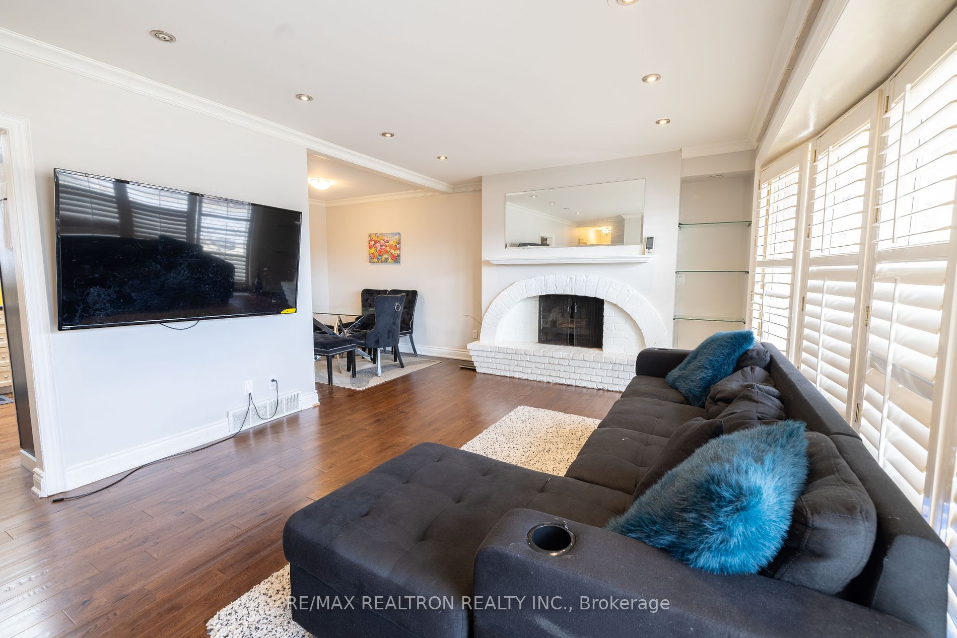 1402 Gainsborough Dr Property Photo 6