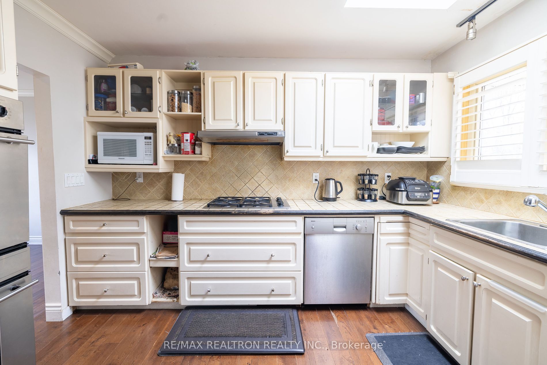 1402 Gainsborough Dr Property Photo 9