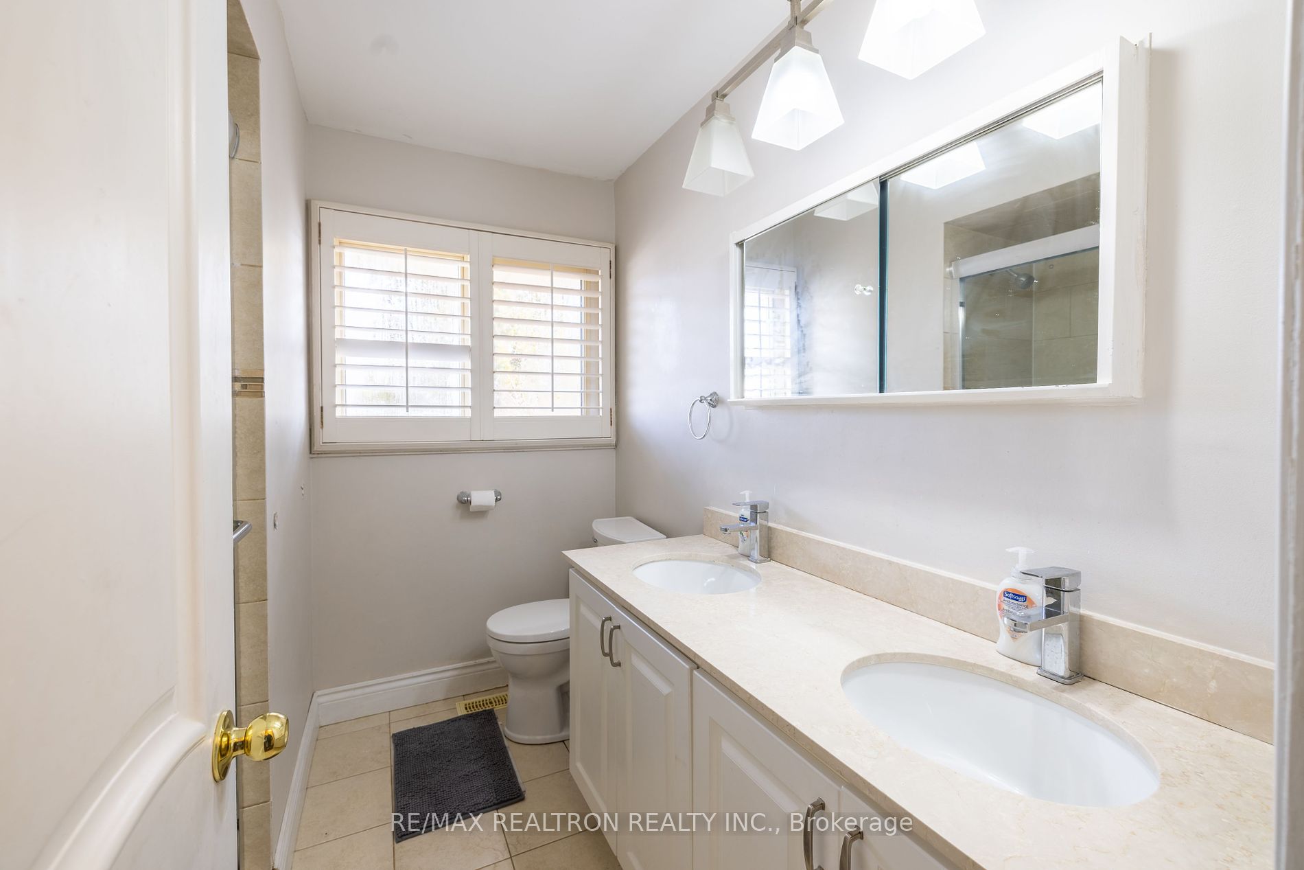 1402 Gainsborough Dr Property Photo 15