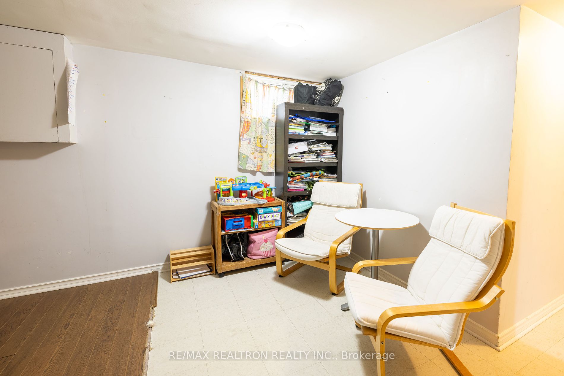1402 Gainsborough Dr Property Photo 17