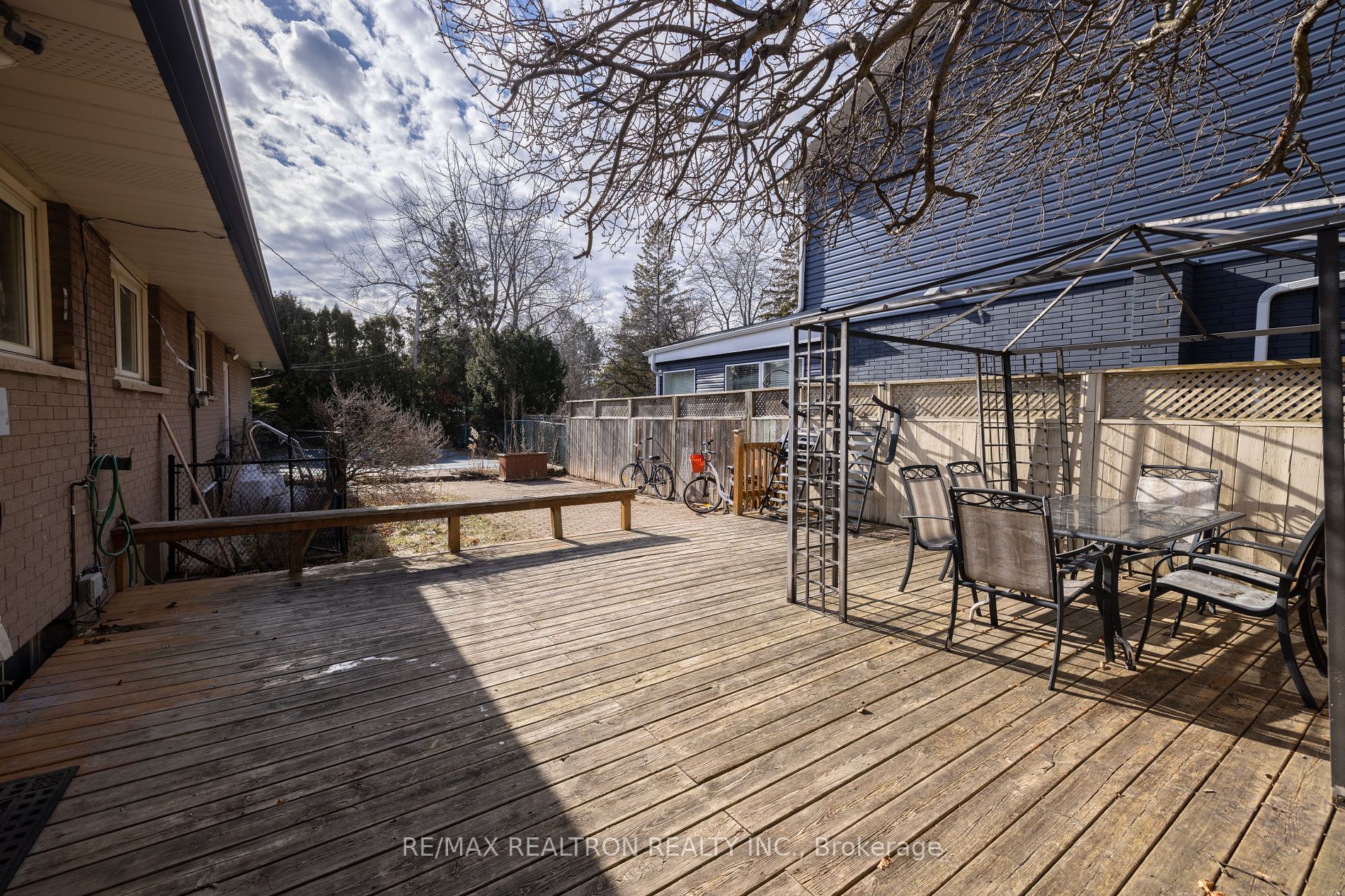 1402 Gainsborough Dr Property Photo 24