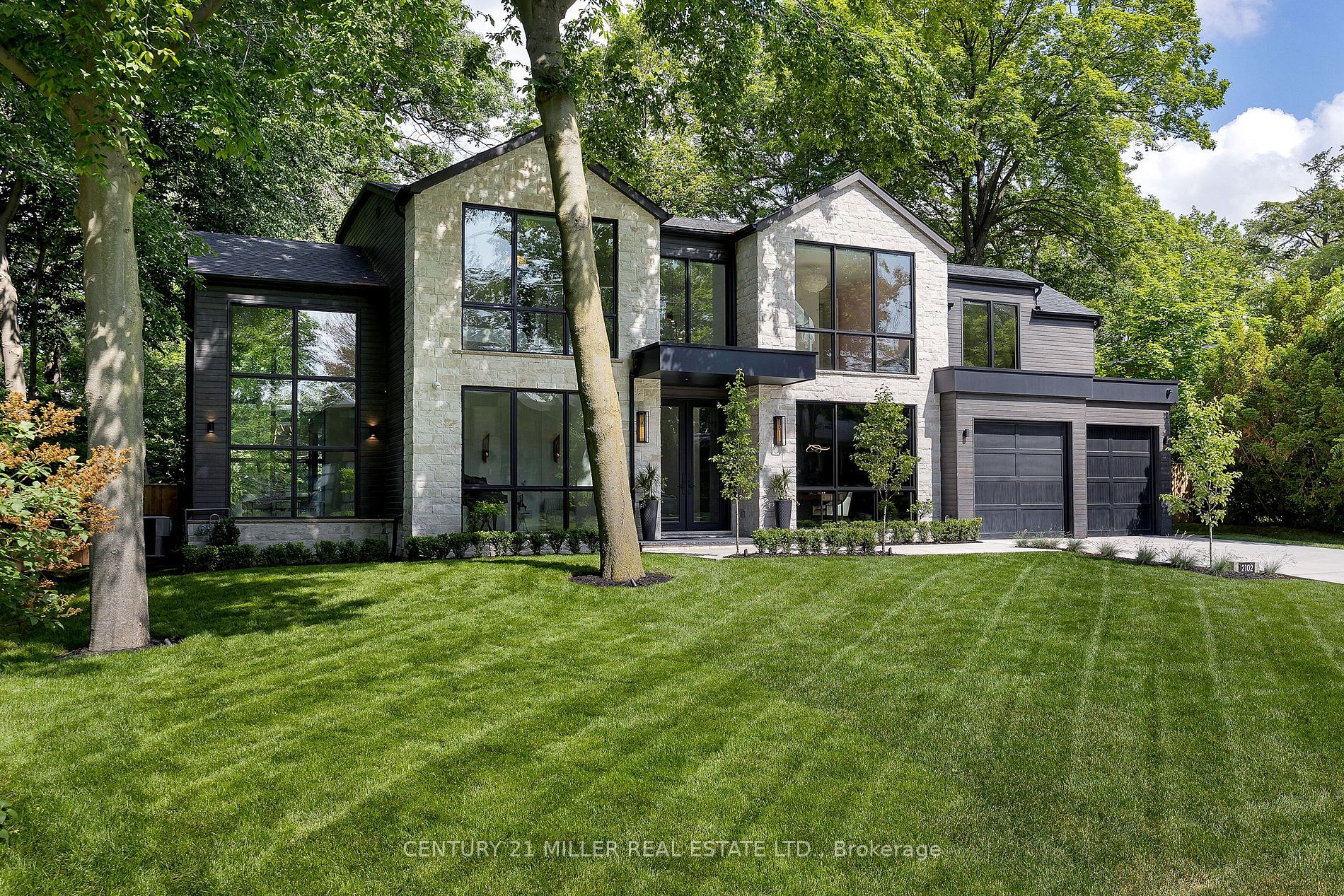 2102 Glenforest Cres Property Photo 2