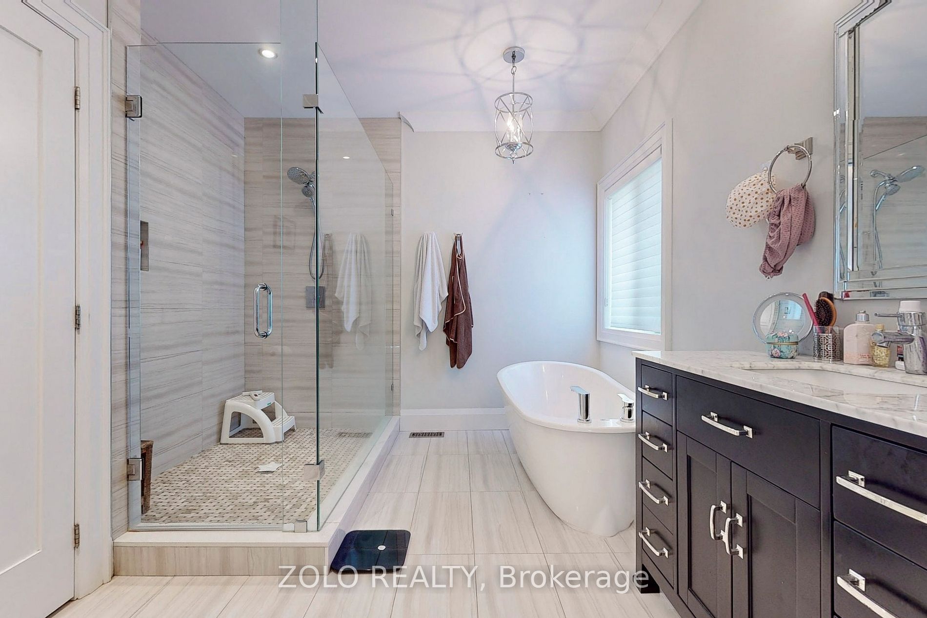 593 Unsworth Ave Property Photo 18
