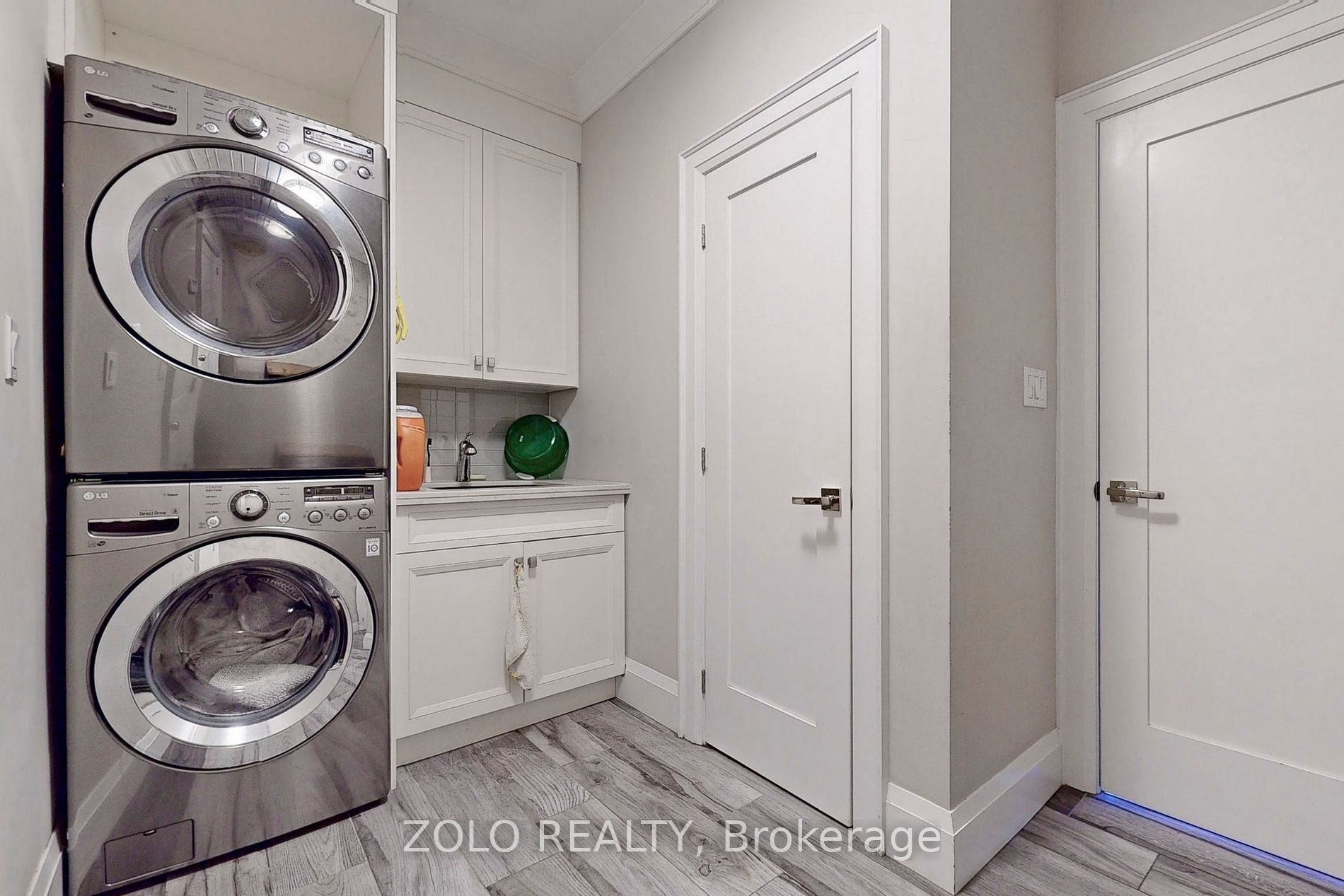 593 Unsworth Ave Property Photo 27