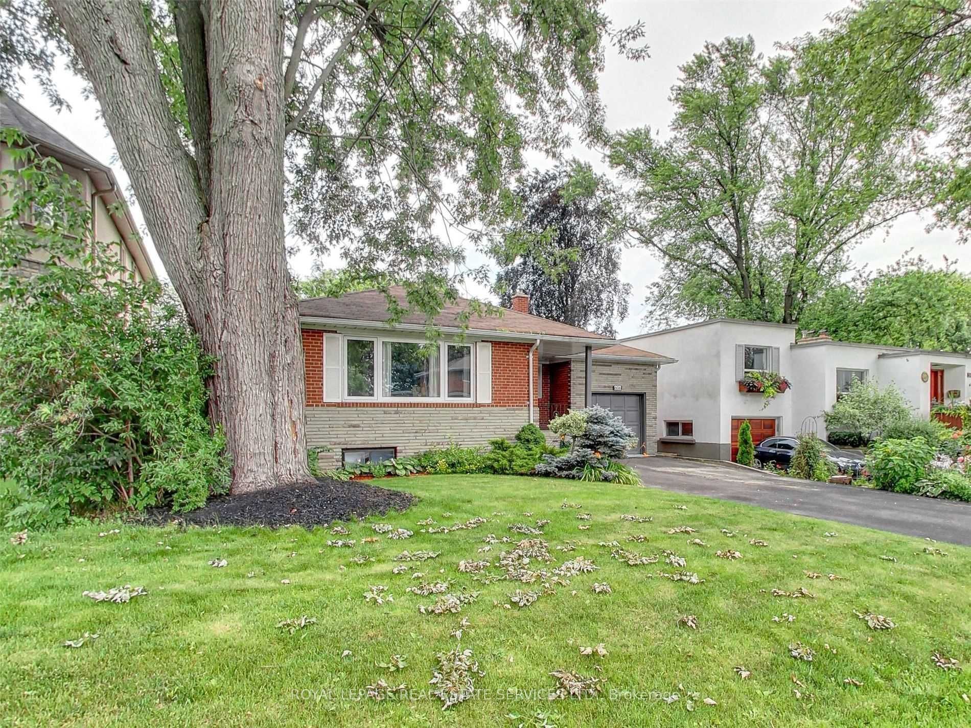 606 Byngmount Ave Property Photo 2