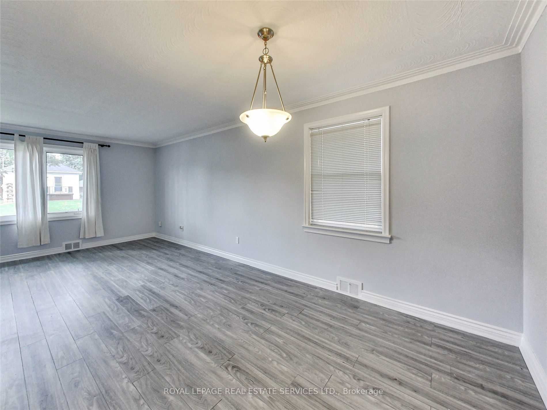 606 Byngmount Ave Property Photo 11