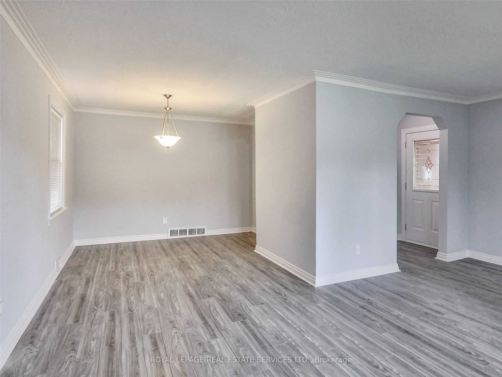 606 Byngmount Ave Property Photo 12