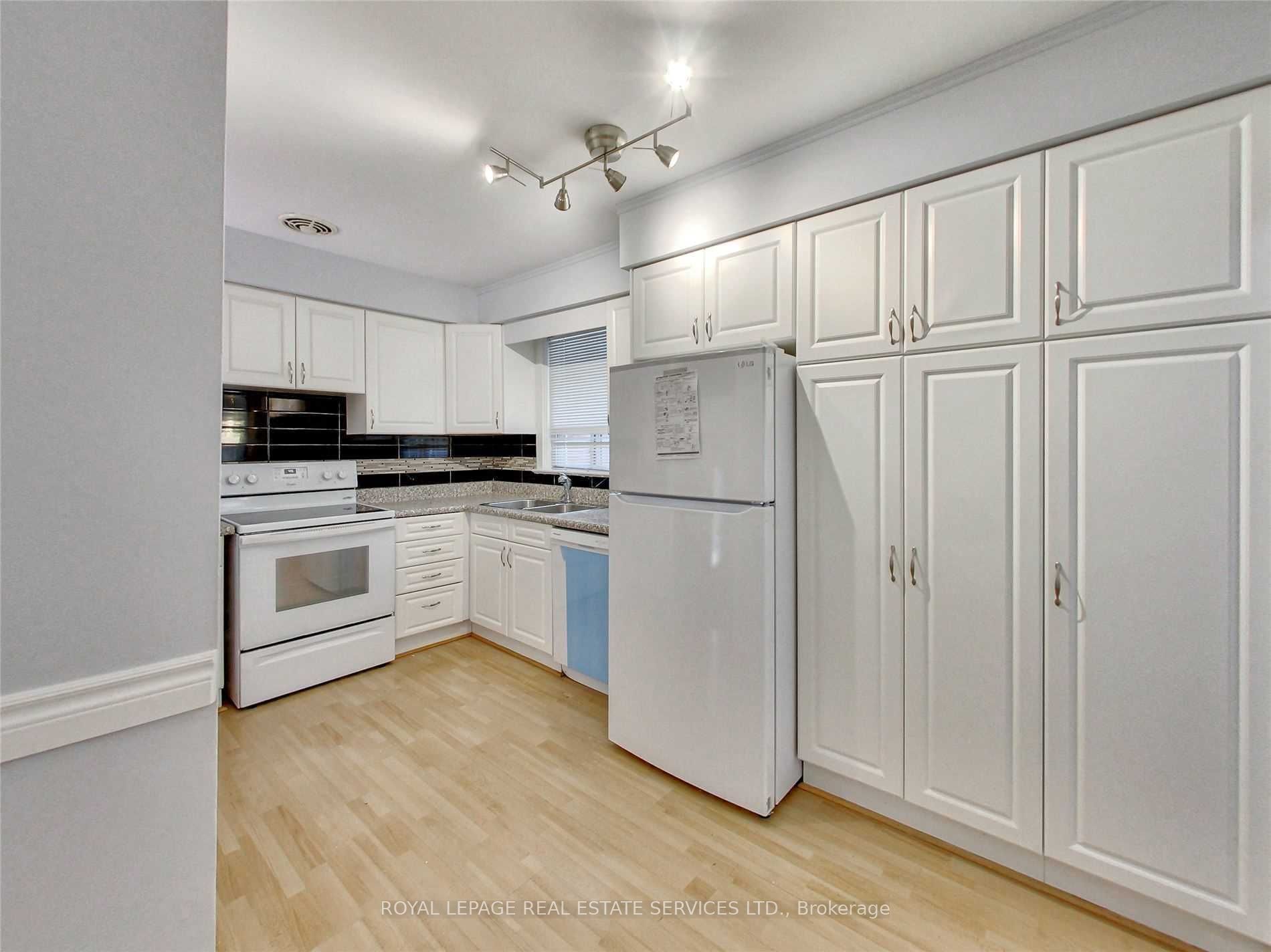 606 Byngmount Ave Property Photo 14