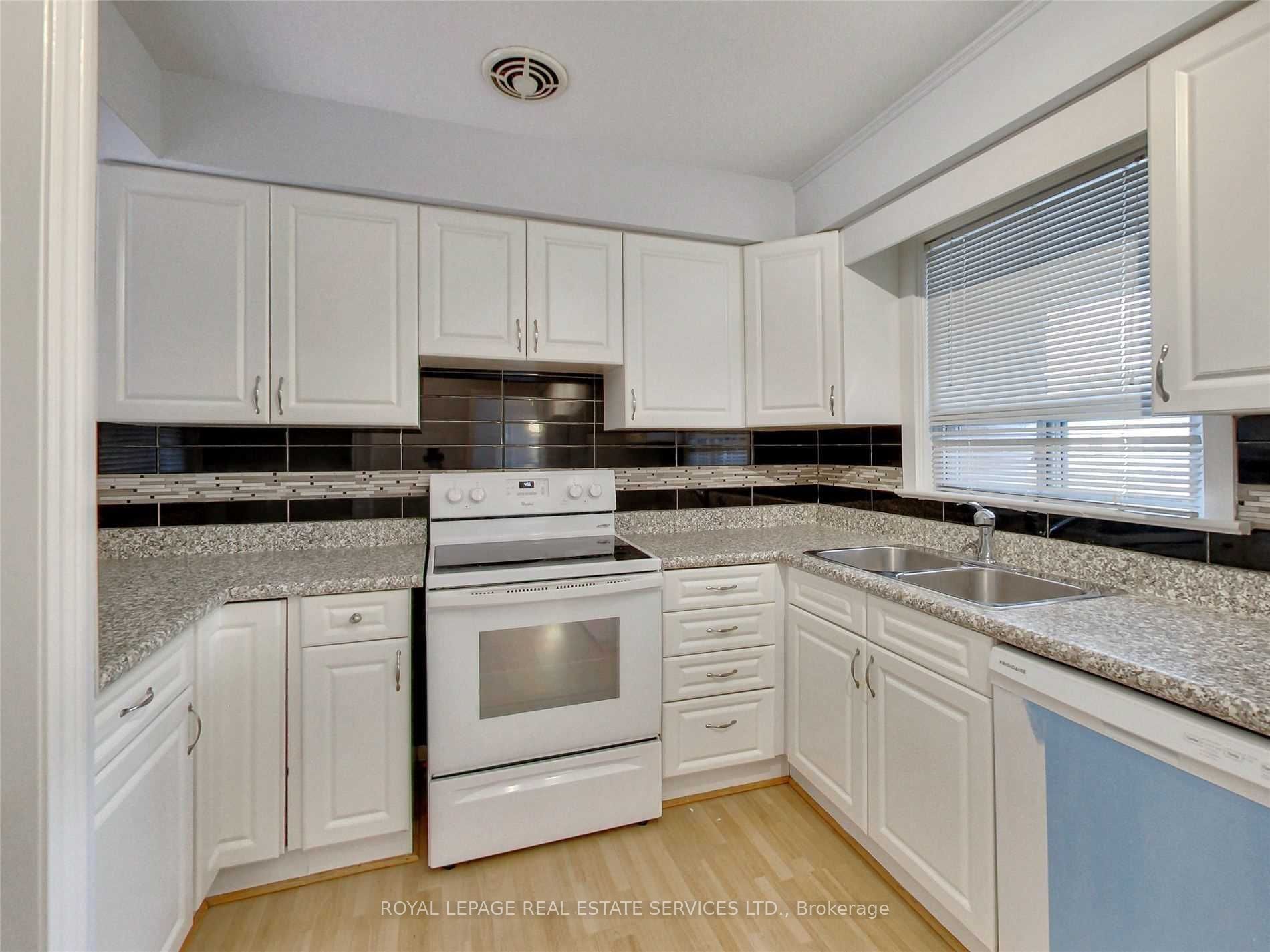 606 Byngmount Ave Property Photo 15
