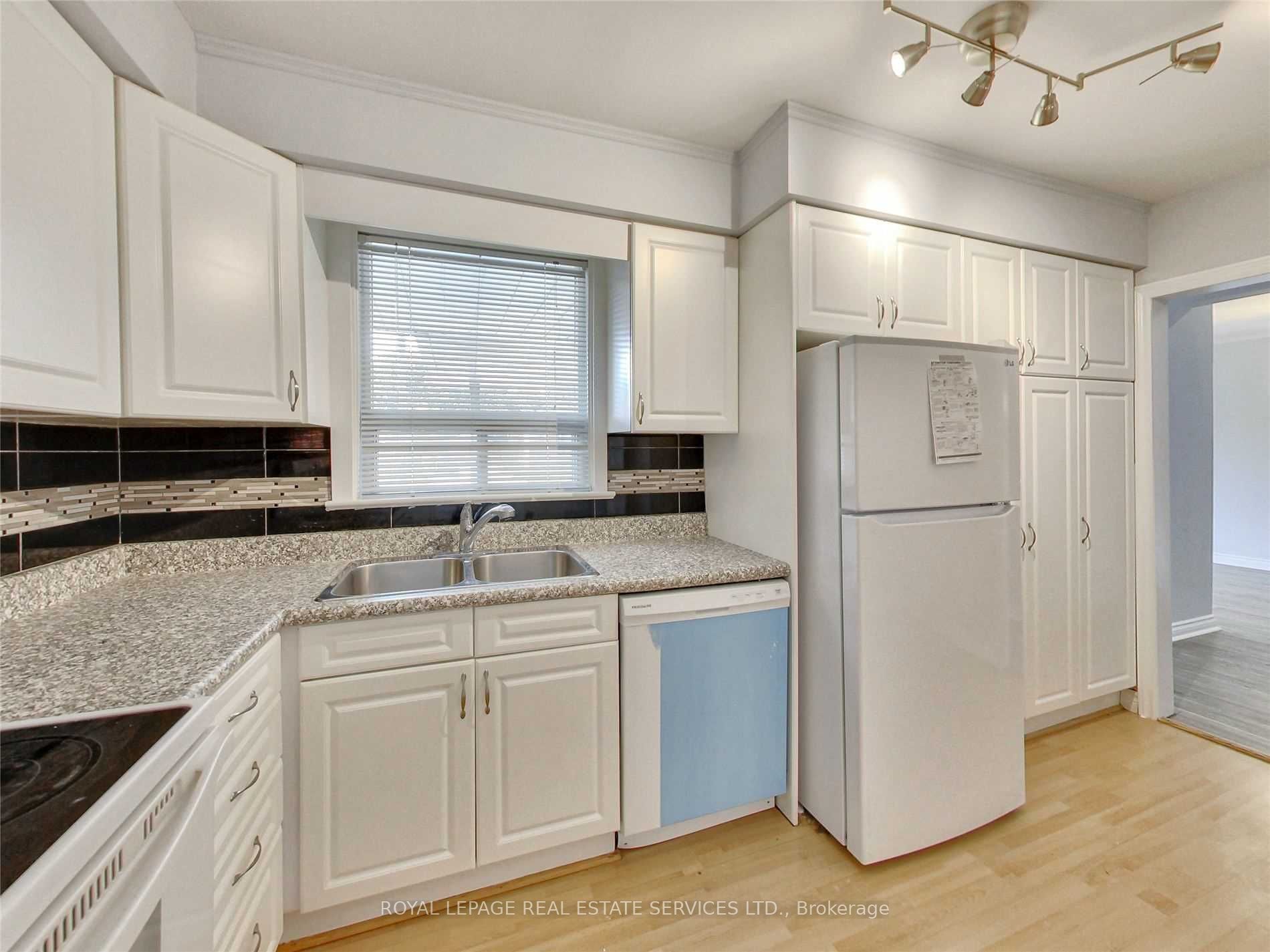 606 Byngmount Ave Property Photo 16