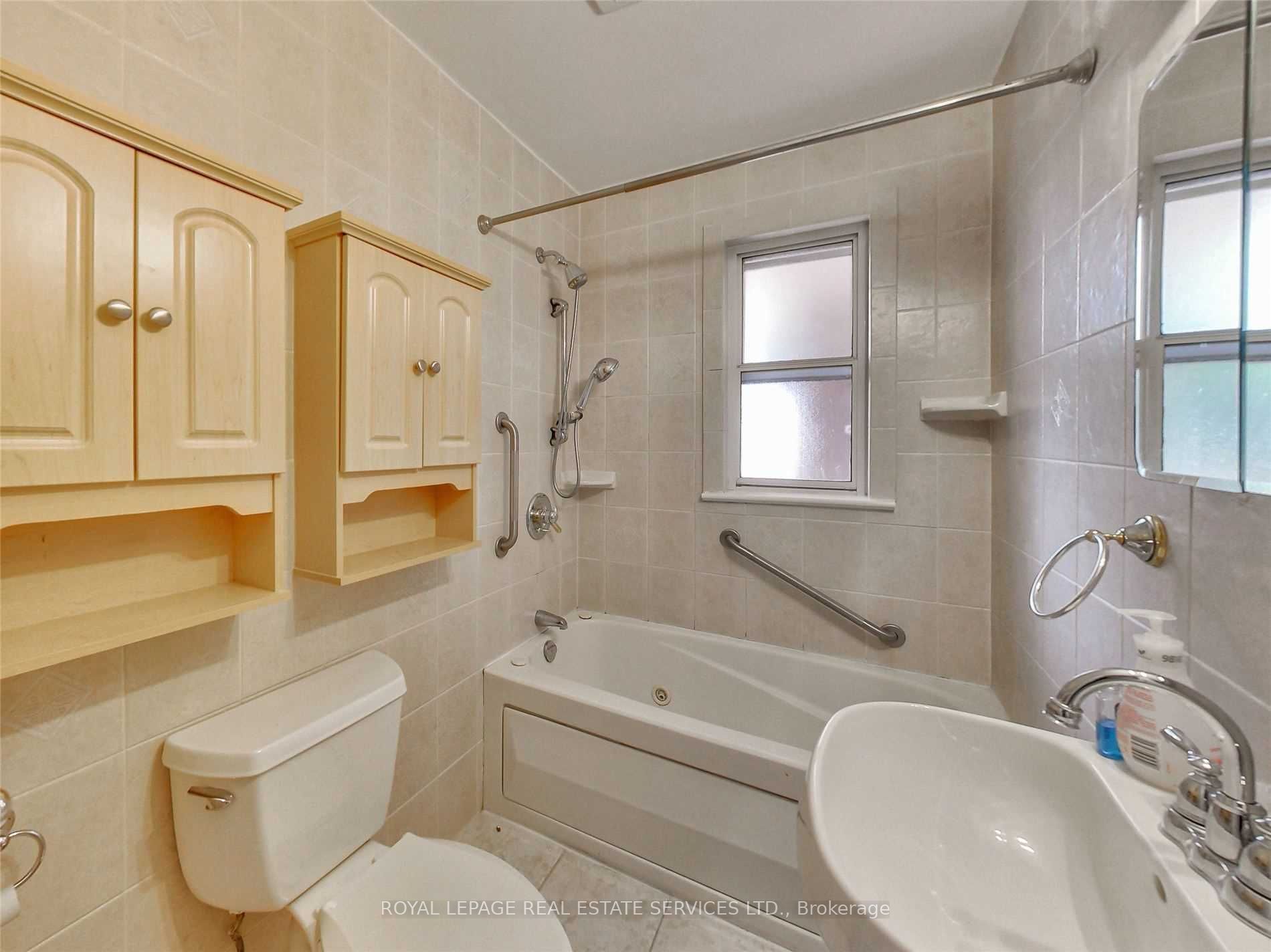 606 Byngmount Ave Property Photo 26