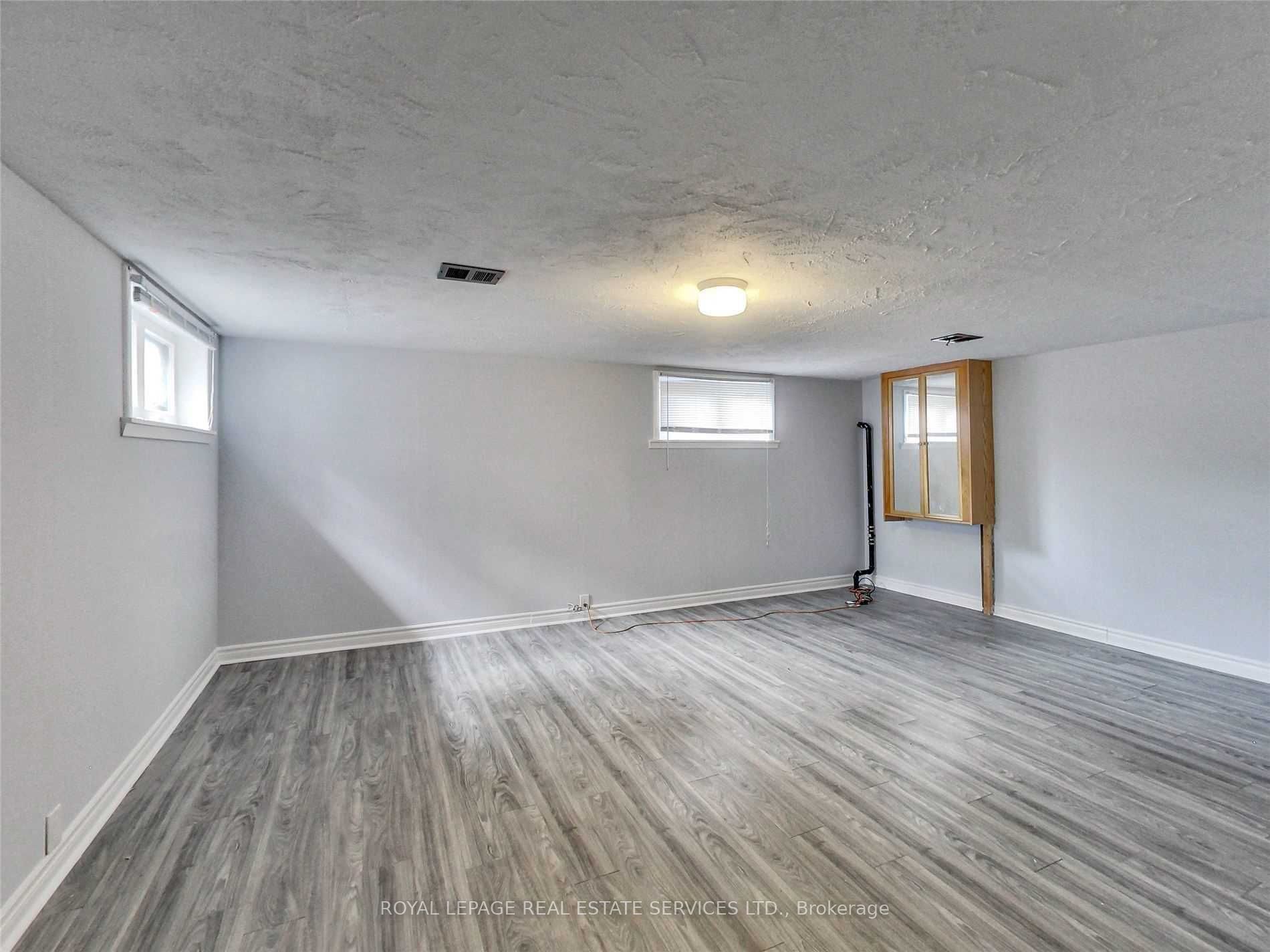 606 Byngmount Ave Property Photo 33