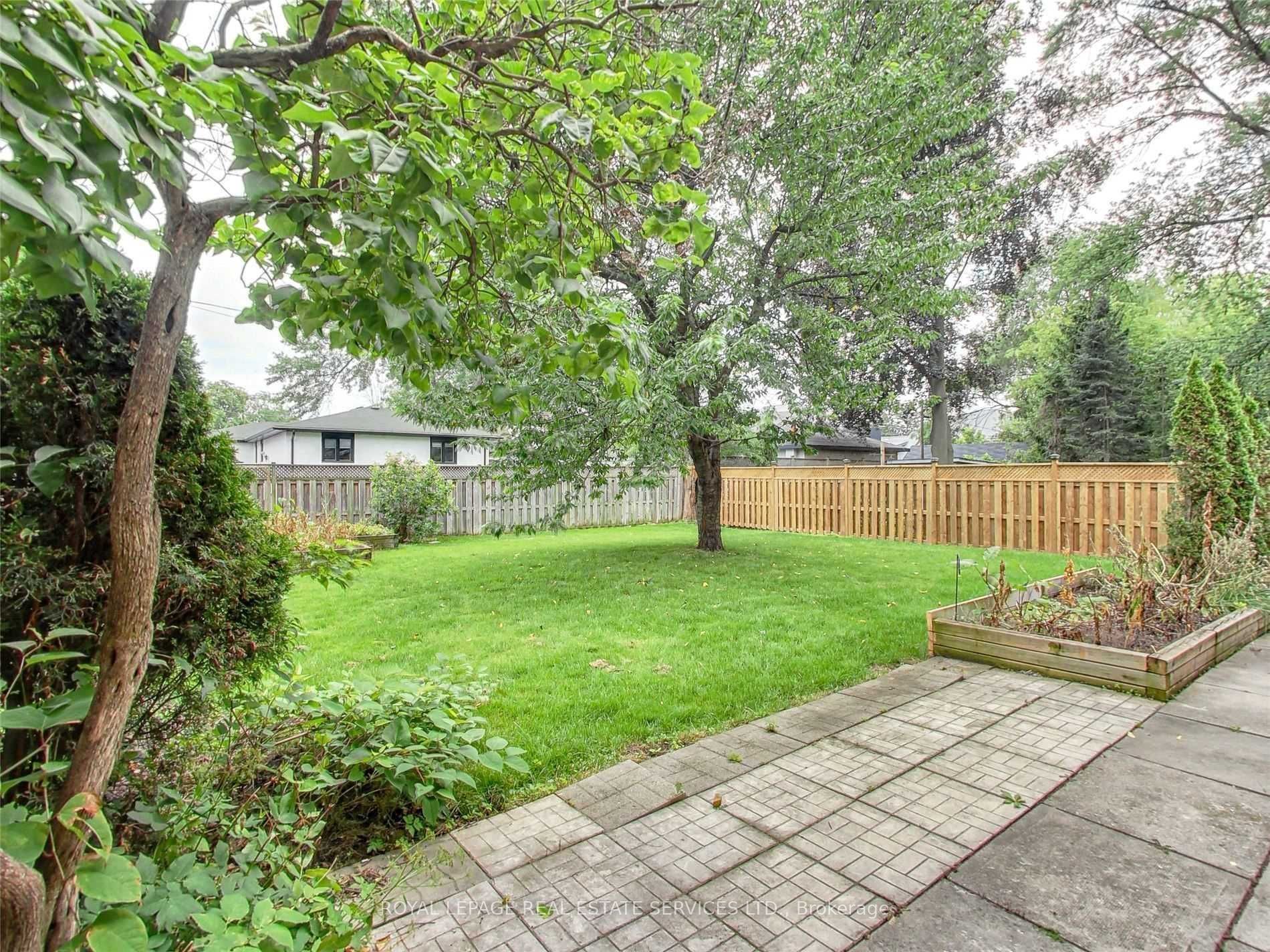 606 Byngmount Ave Property Photo 39