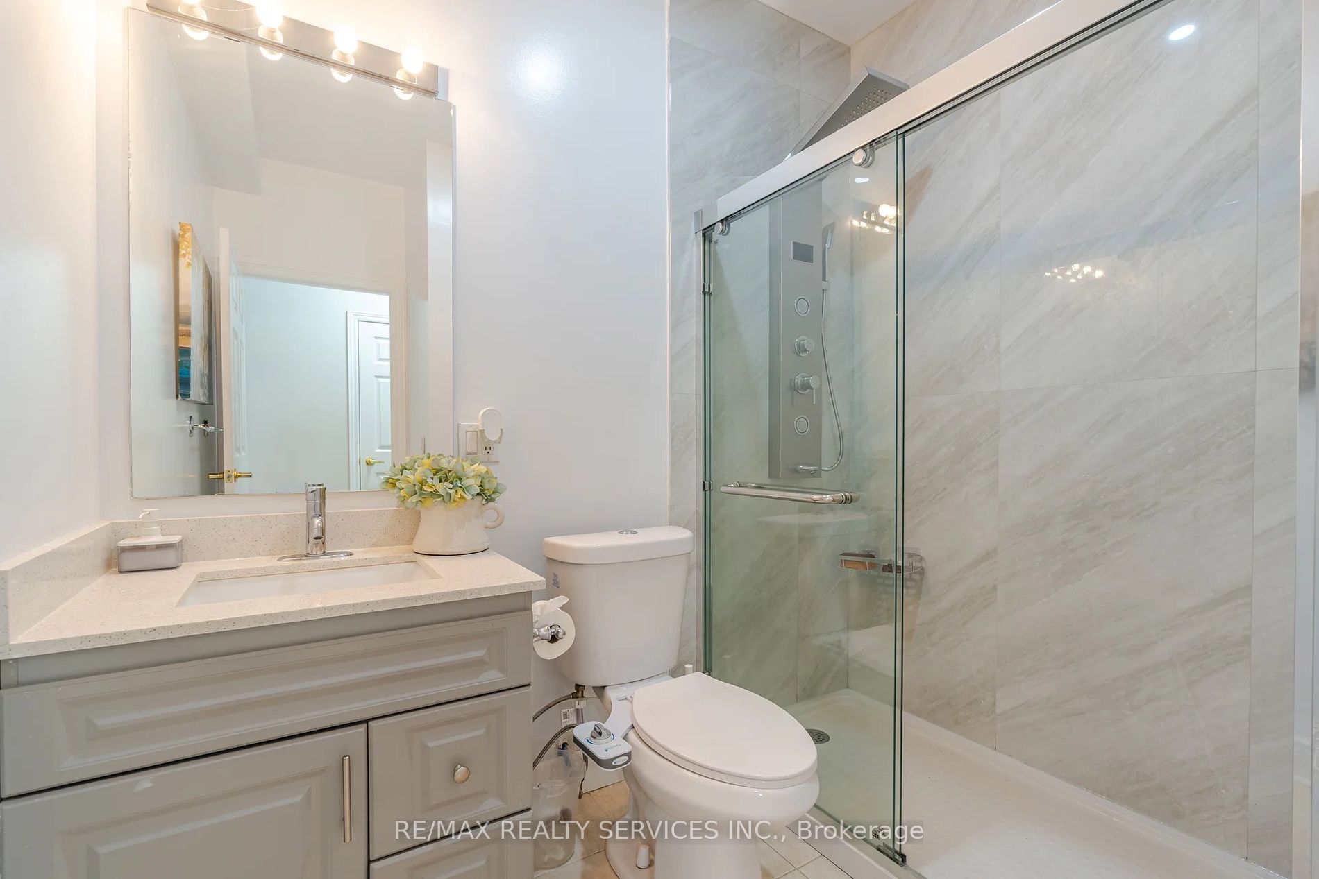 35 Louvre Circ Property Photo 19