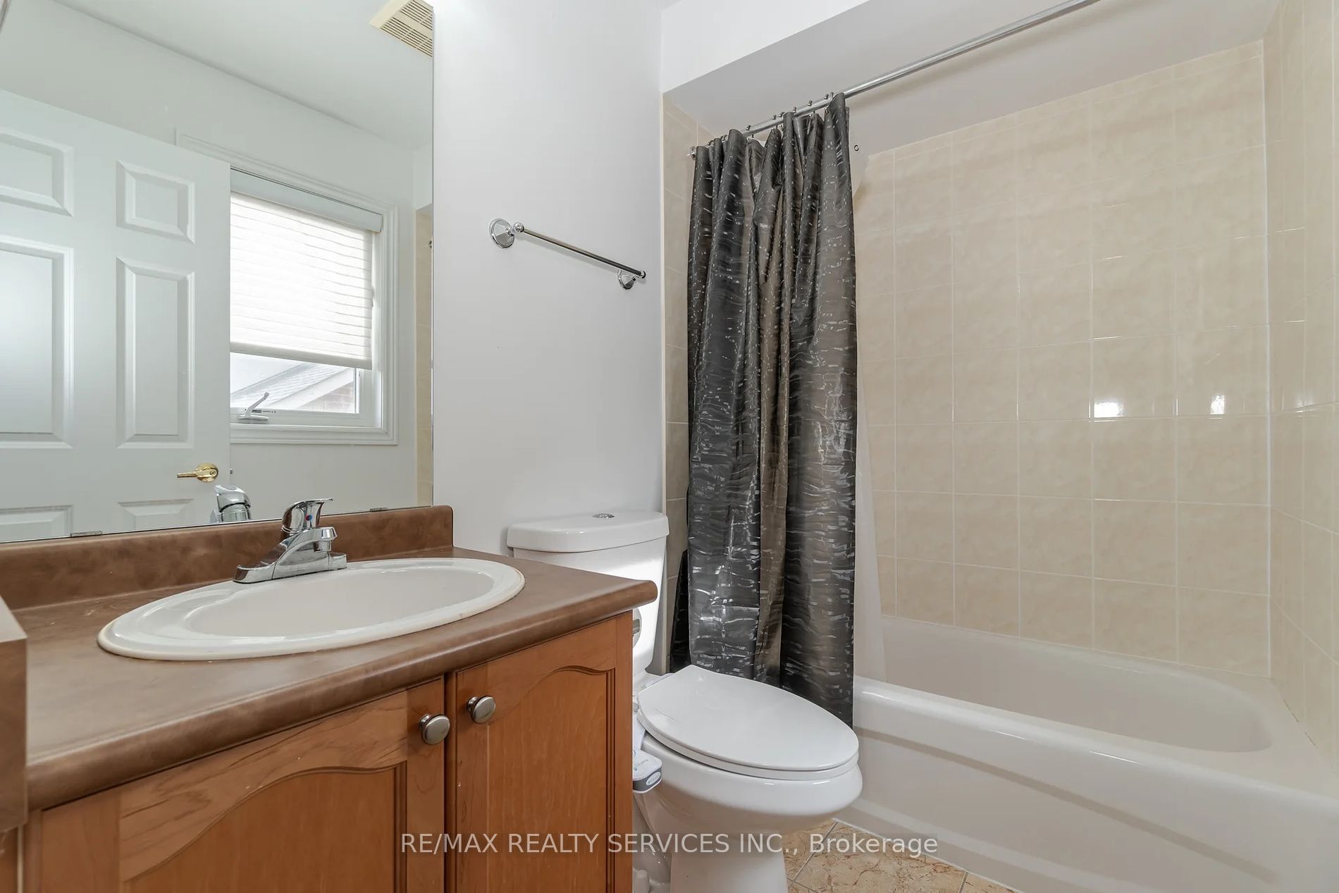 35 Louvre Circ Property Photo 25