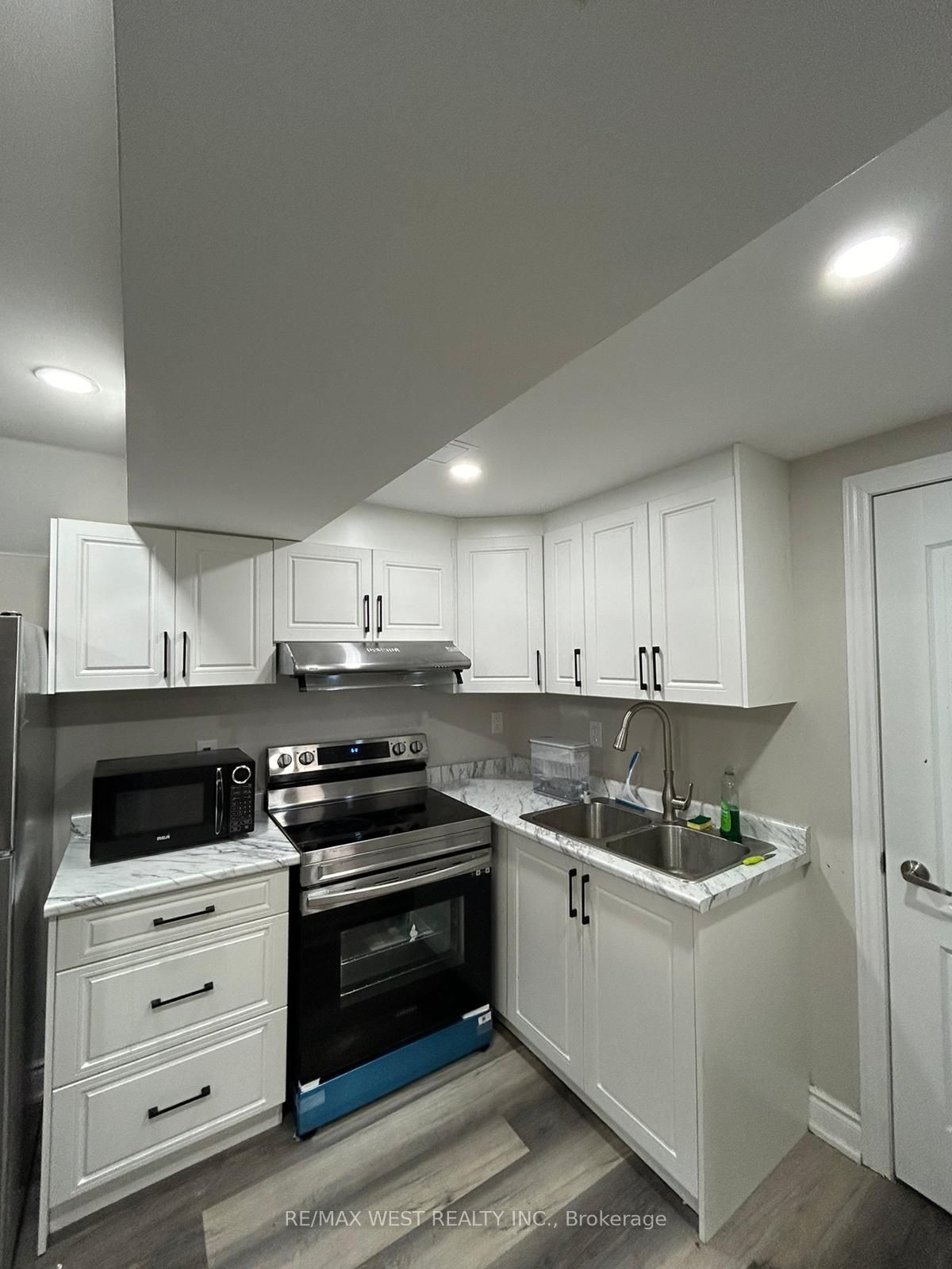 322 Hansen Rd Property Photo 2