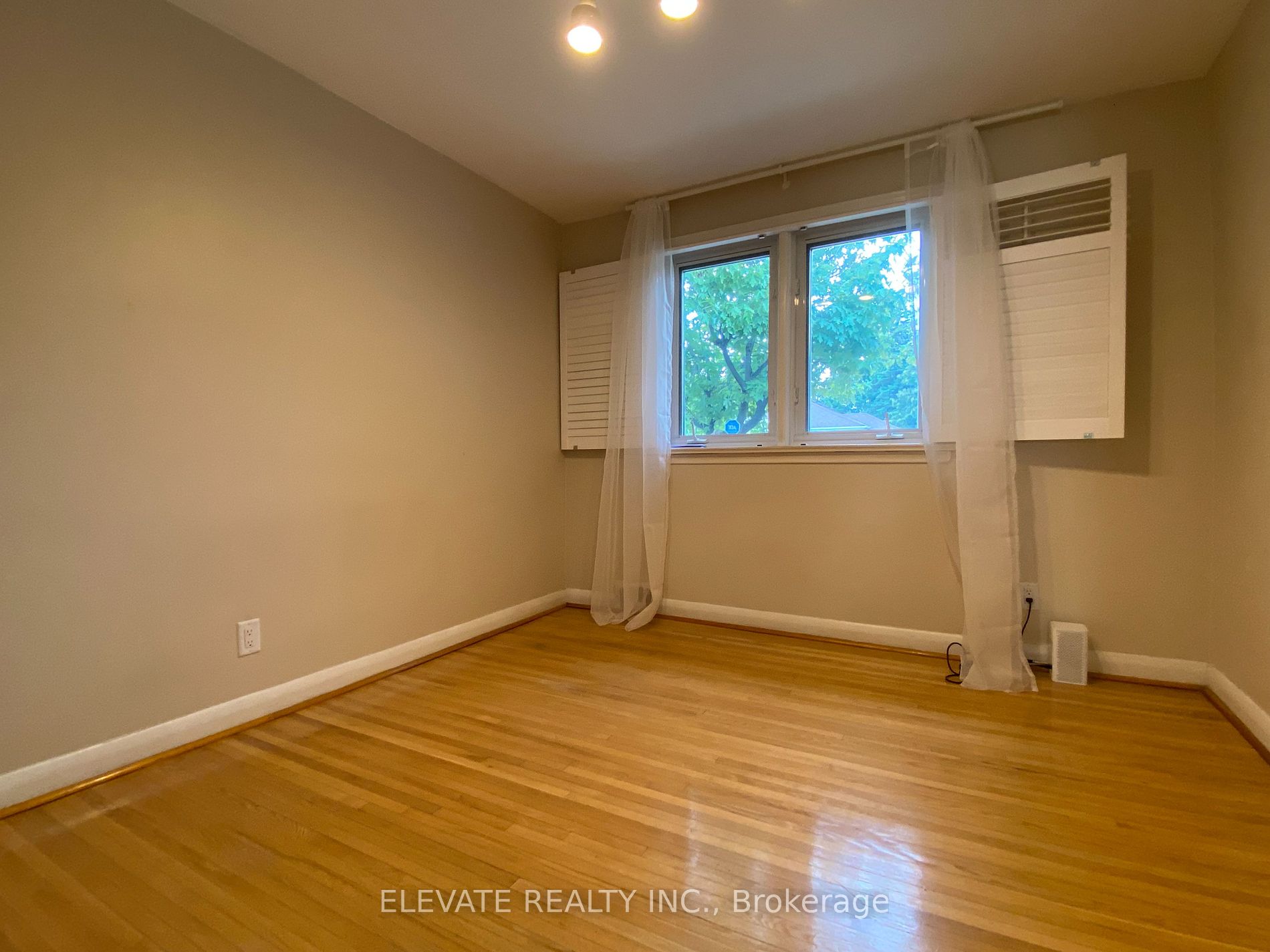 121 Lothian Ave Property Photo 8
