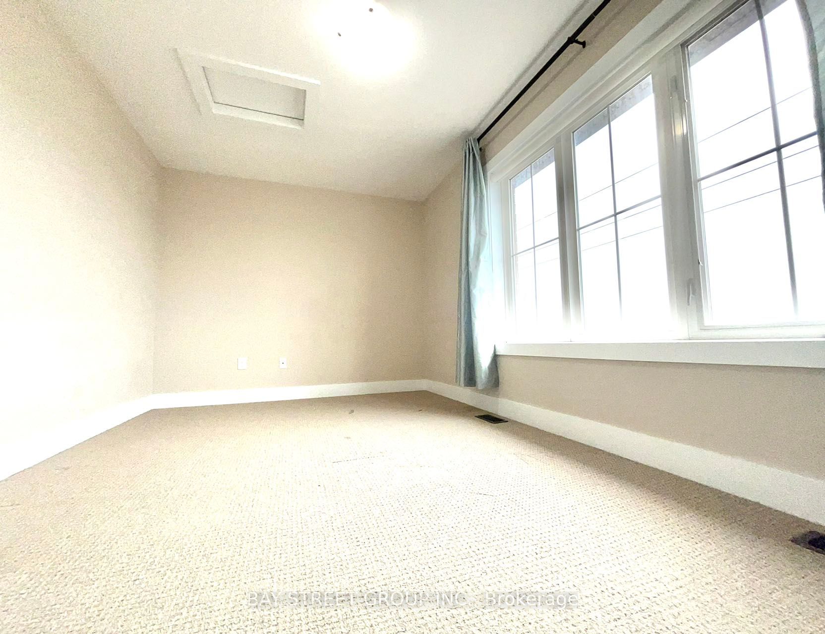 1401 Plains Rd E 18 Property Photo 3