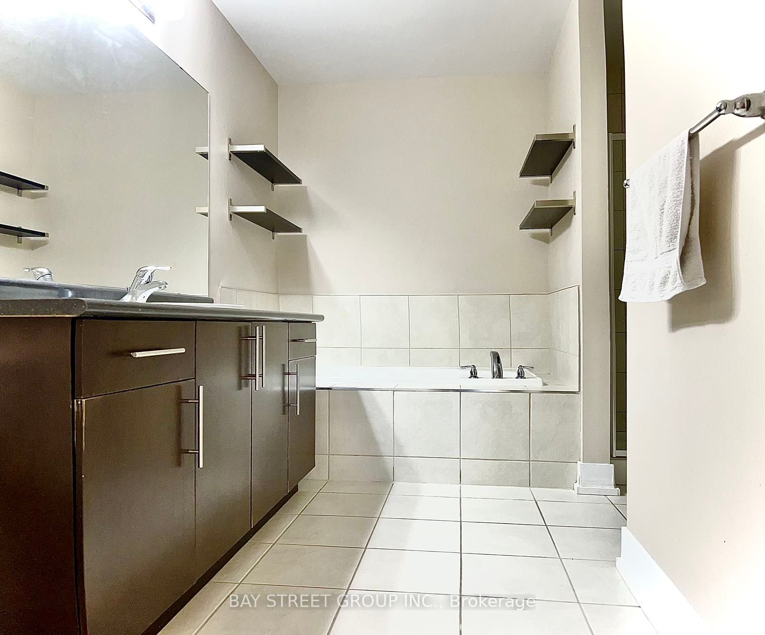 1401 Plains Rd E 18 Property Photo 4
