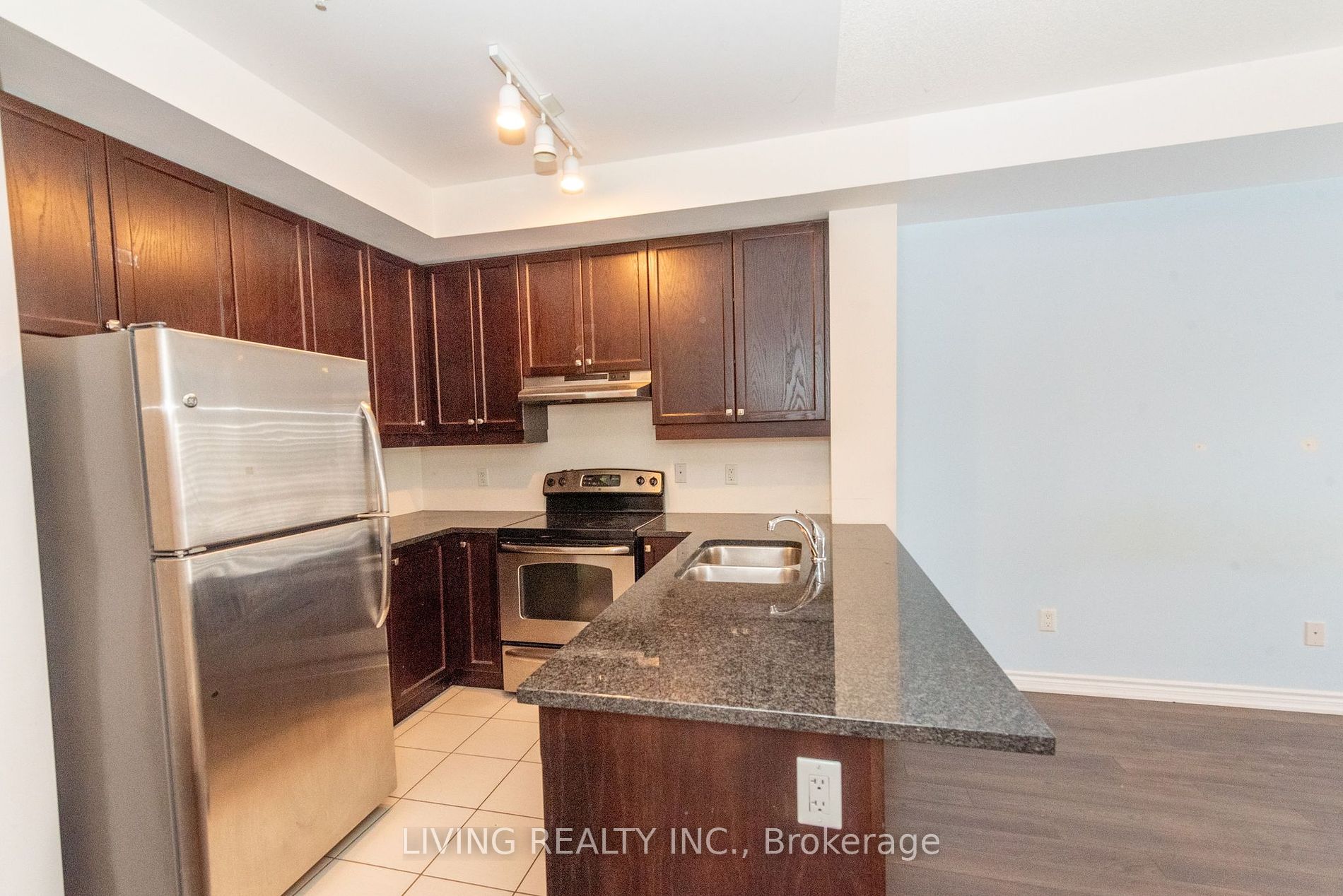 570 Lolita Gdns E 143 Property Photo 4