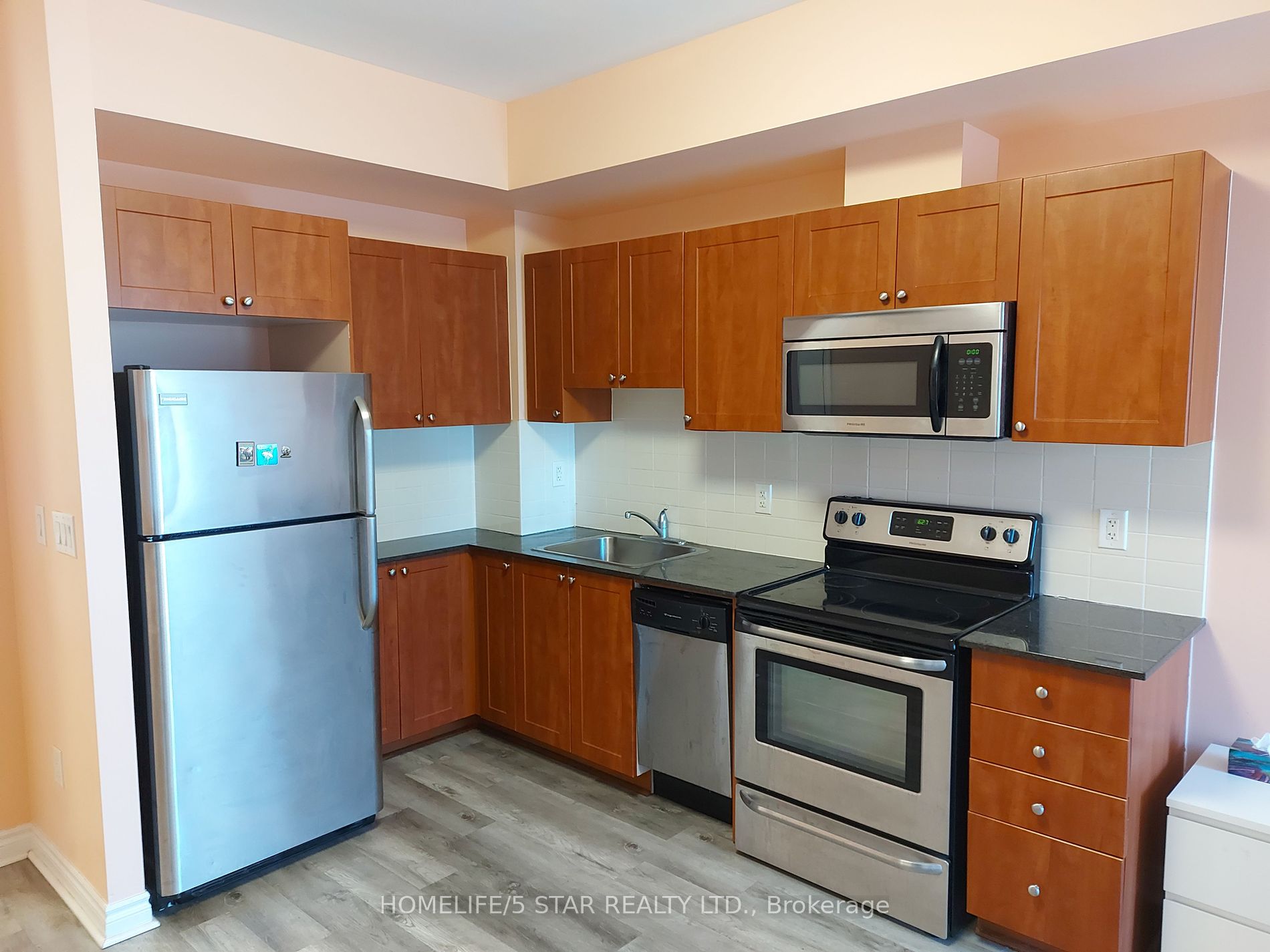 385 Prince Of Wales Dr 07 Property Photo 4