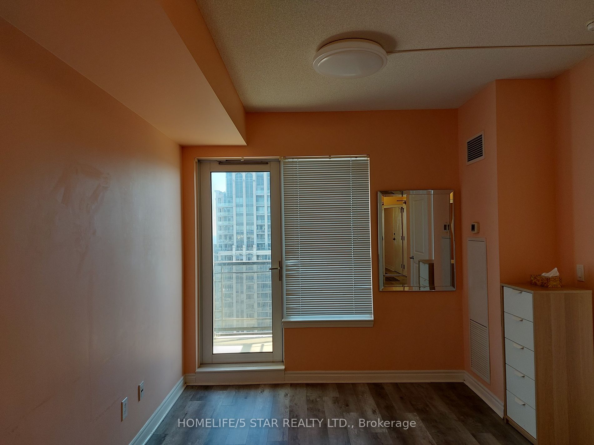 385 Prince Of Wales Dr 07 Property Photo 5