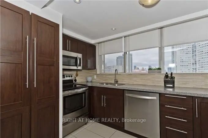 3695 Kaneff Cres 09 Property Photo 3