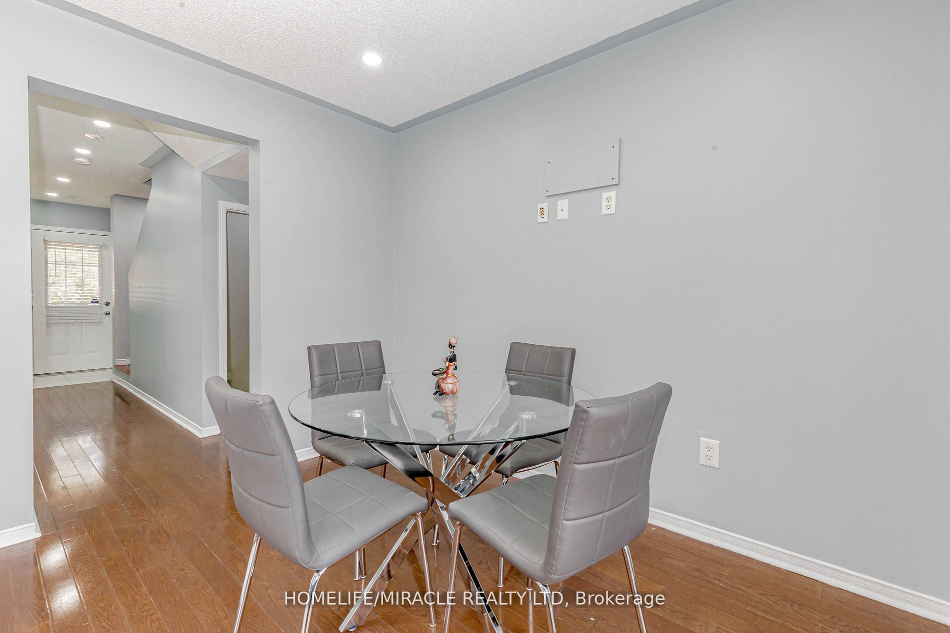 4 Vauxhall Cres E Property Photo 17