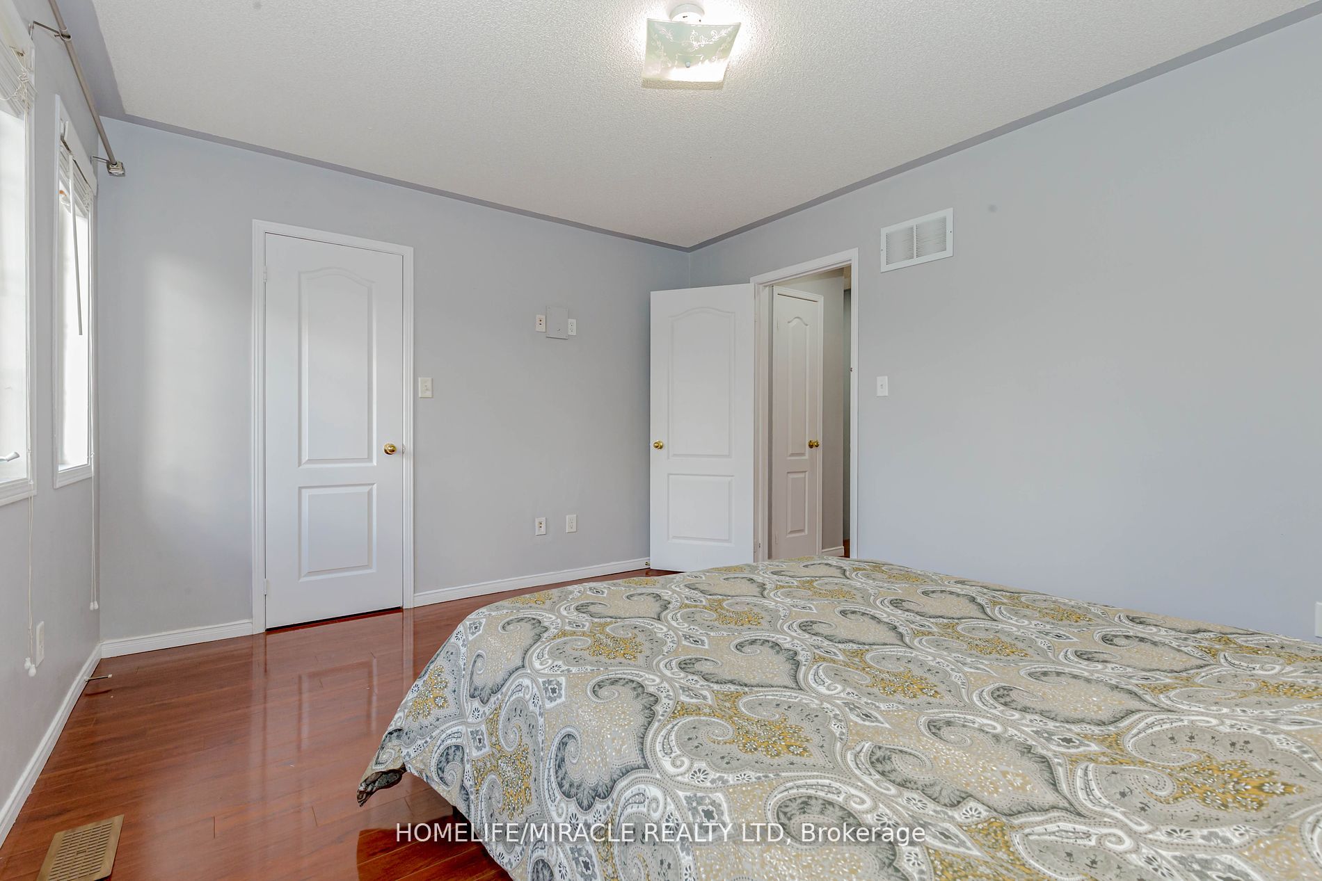 4 Vauxhall Cres E Property Photo 21