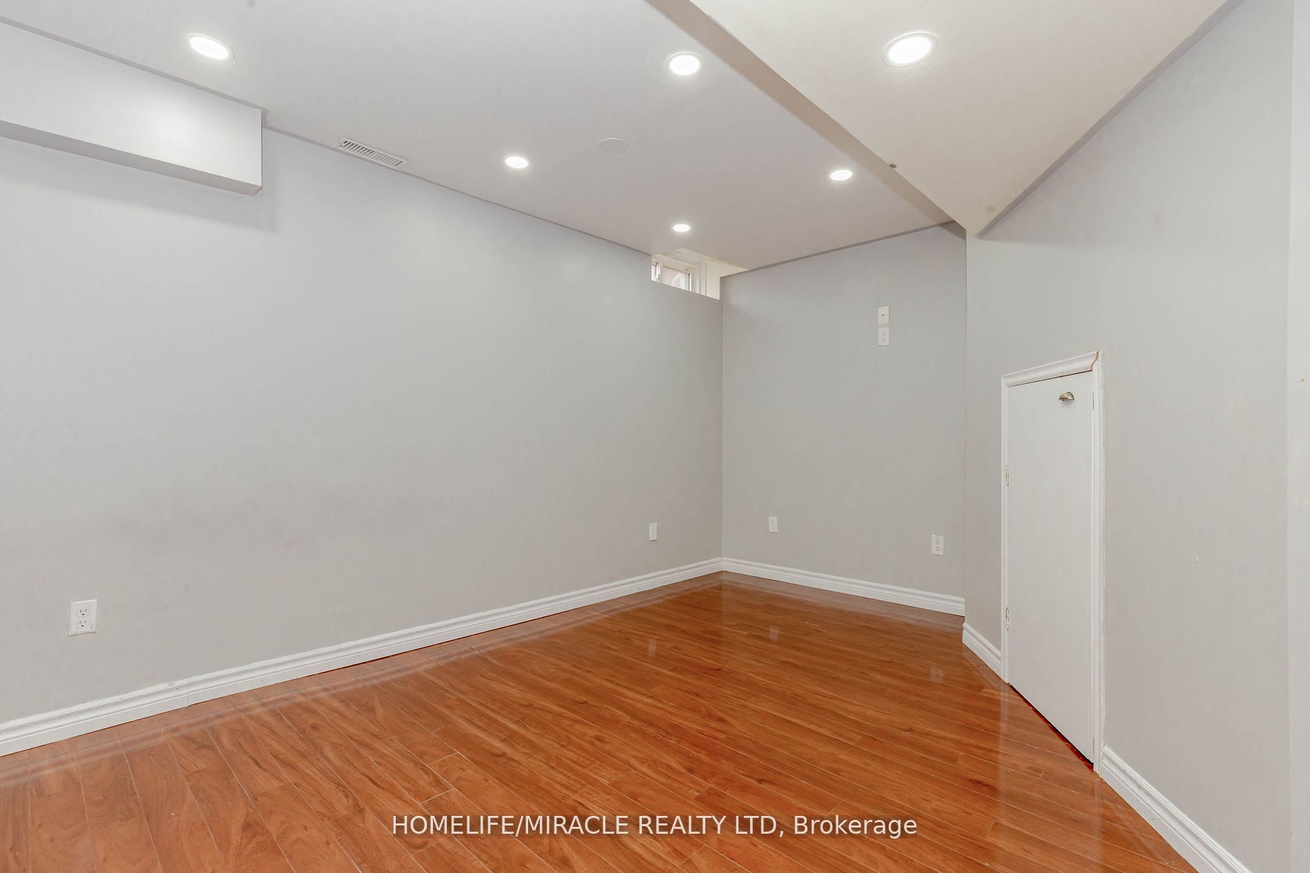 4 Vauxhall Cres E Property Photo 33